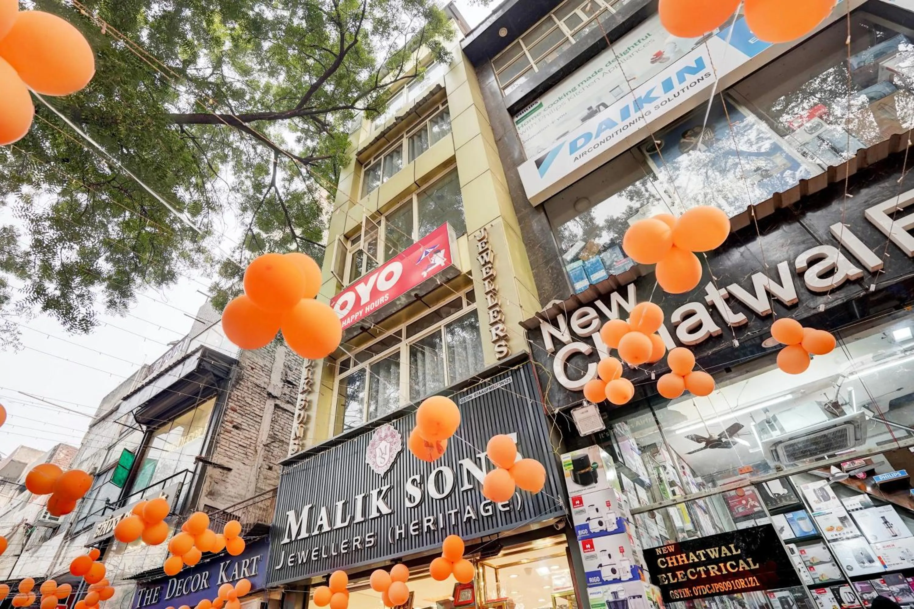 Facade/entrance in Hotel O POP A Happy Hours Plaza