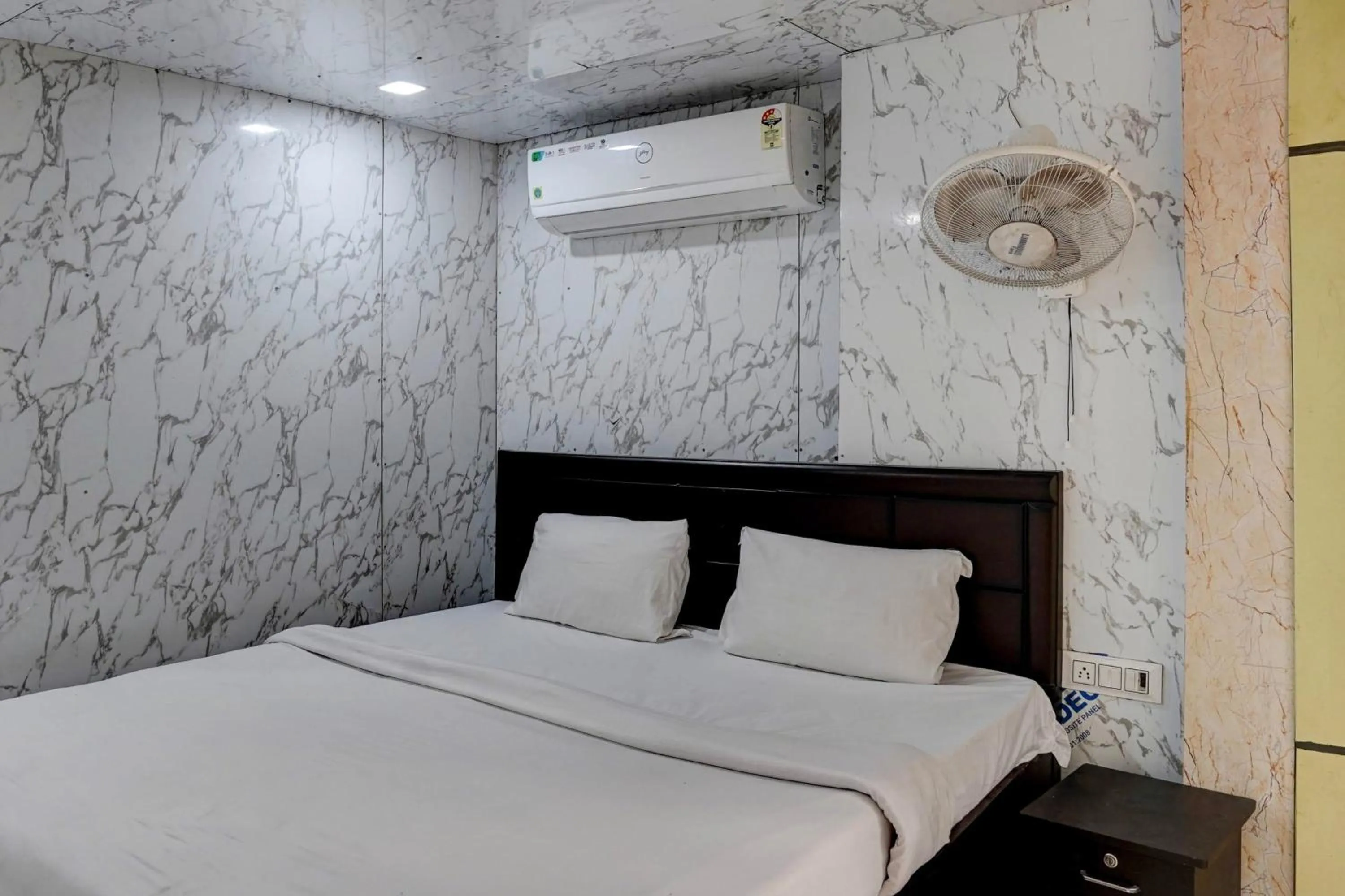 Bedroom, Bed in Hotel O POP A Happy Hours Plaza