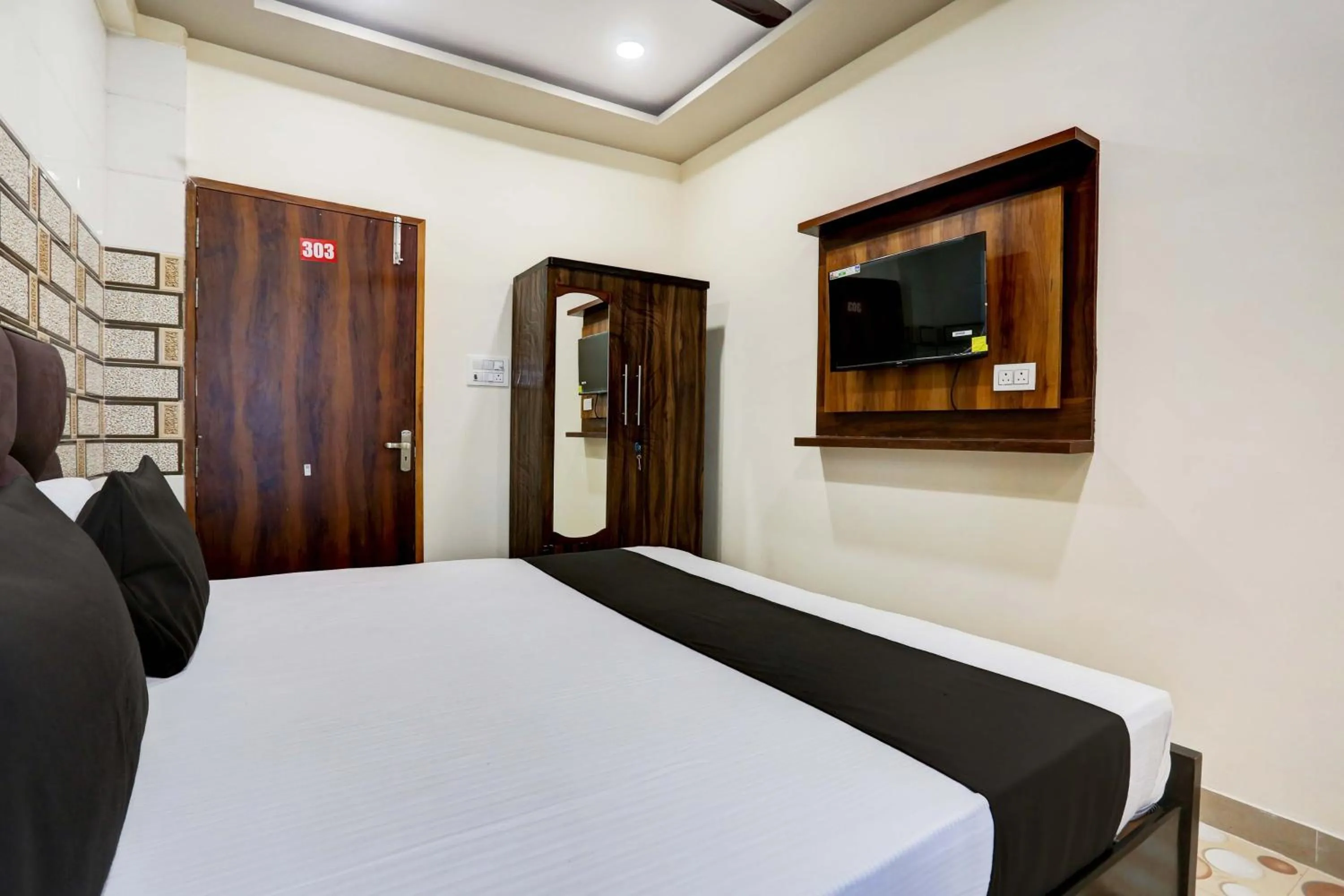 Bedroom, Bed in Hotel O M R Galaxy