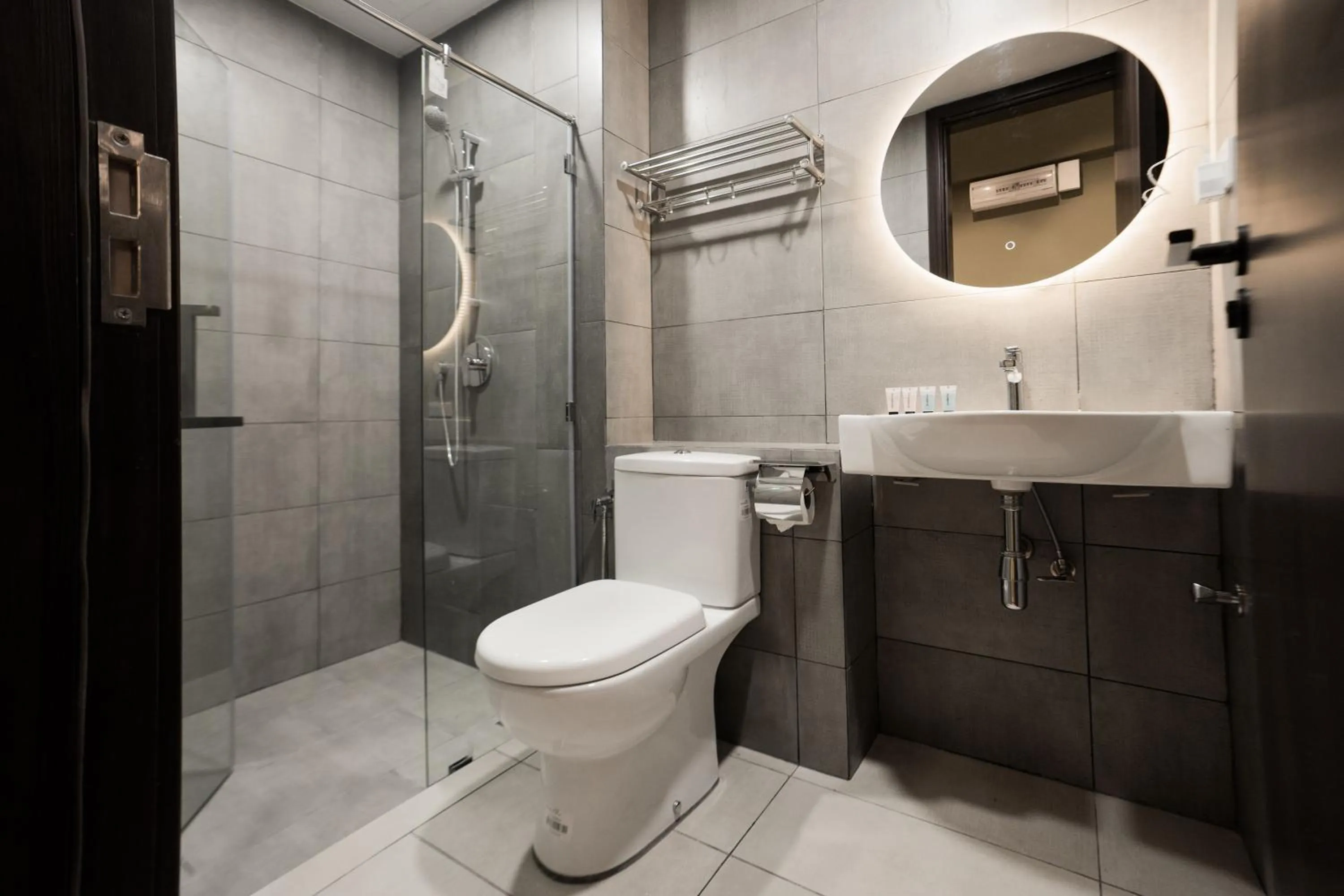 Toilet in K Avenue by Pinstay