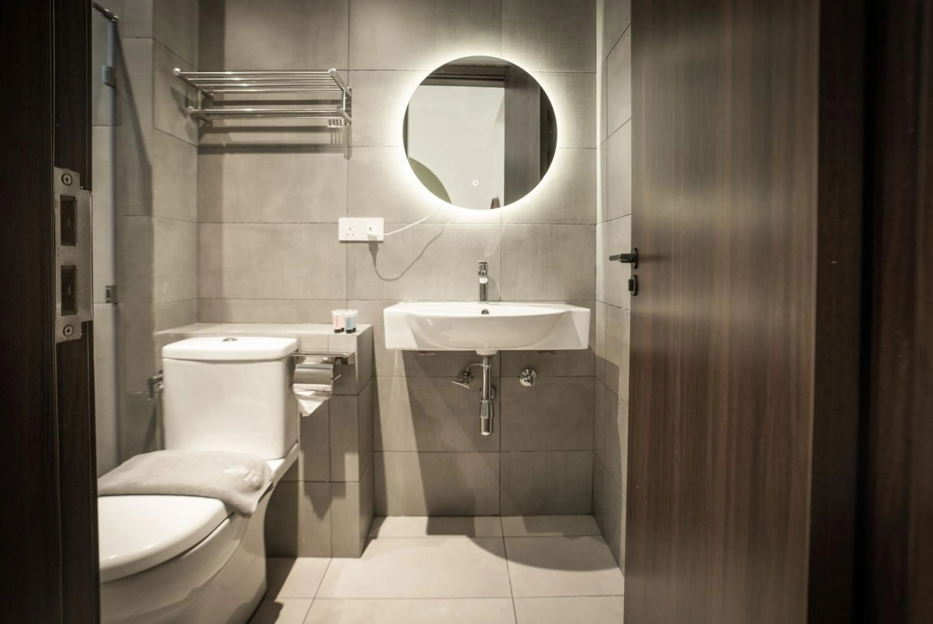 Shower in K Avenue by Pinstay