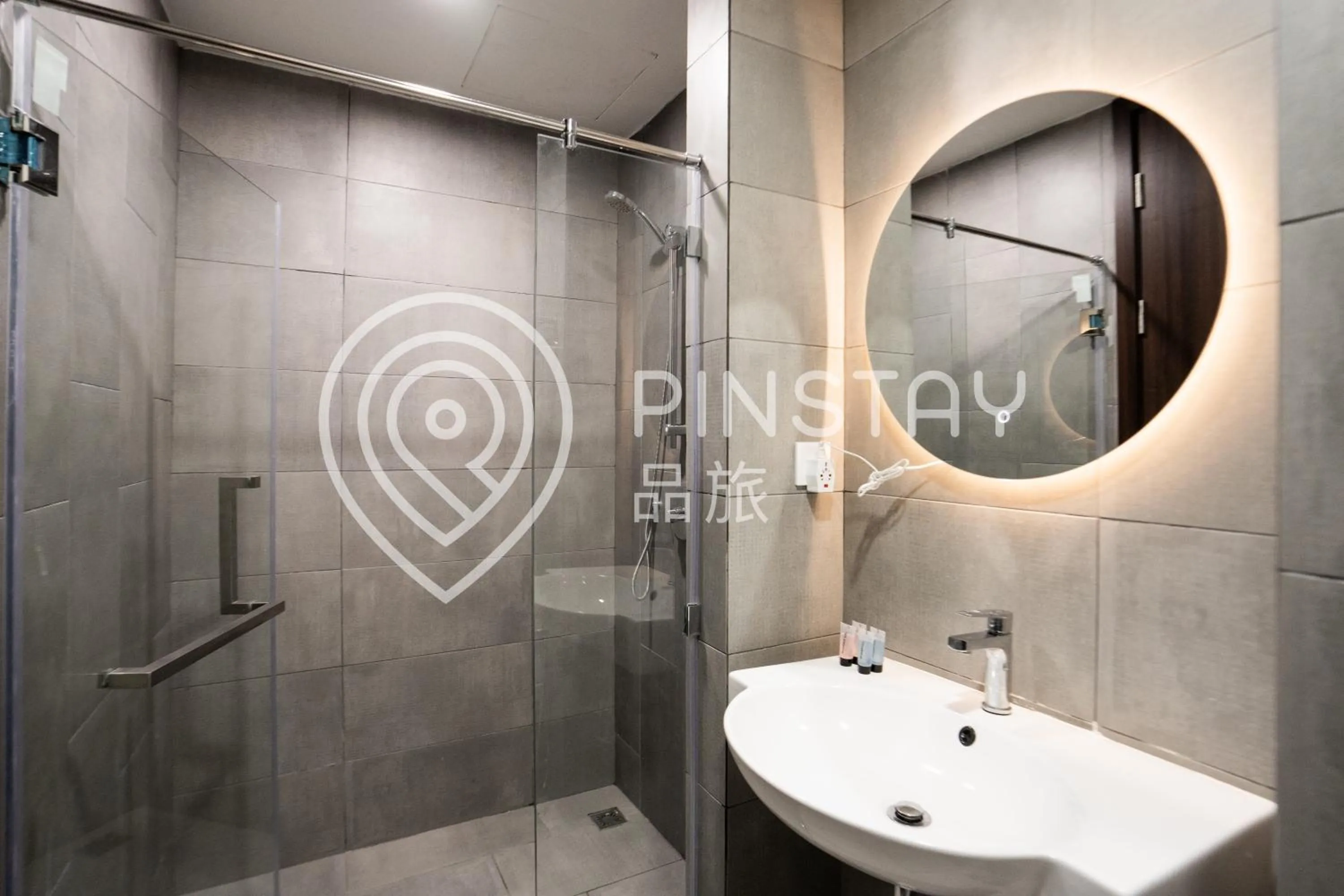 Toilet in K Avenue by Pinstay