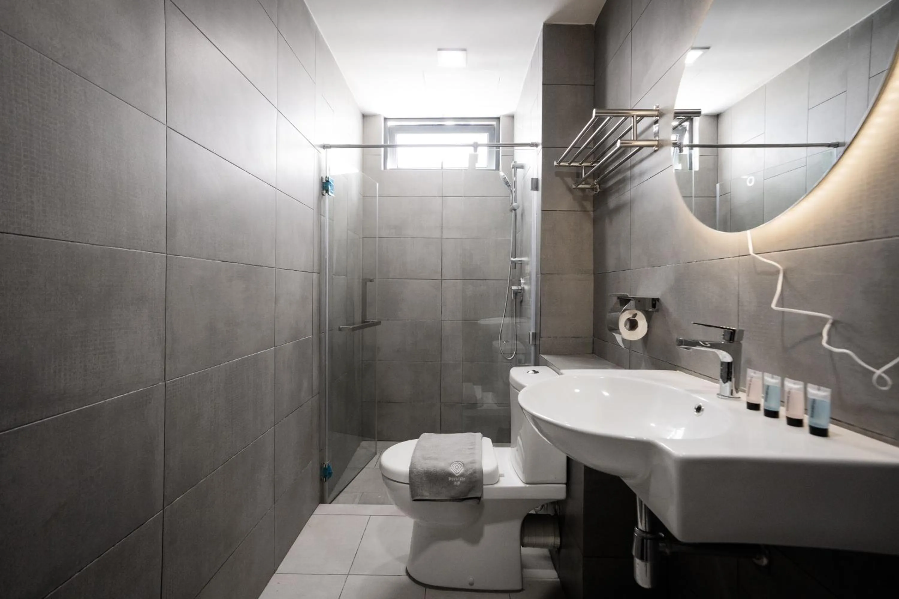 Toilet in K Avenue by Pinstay