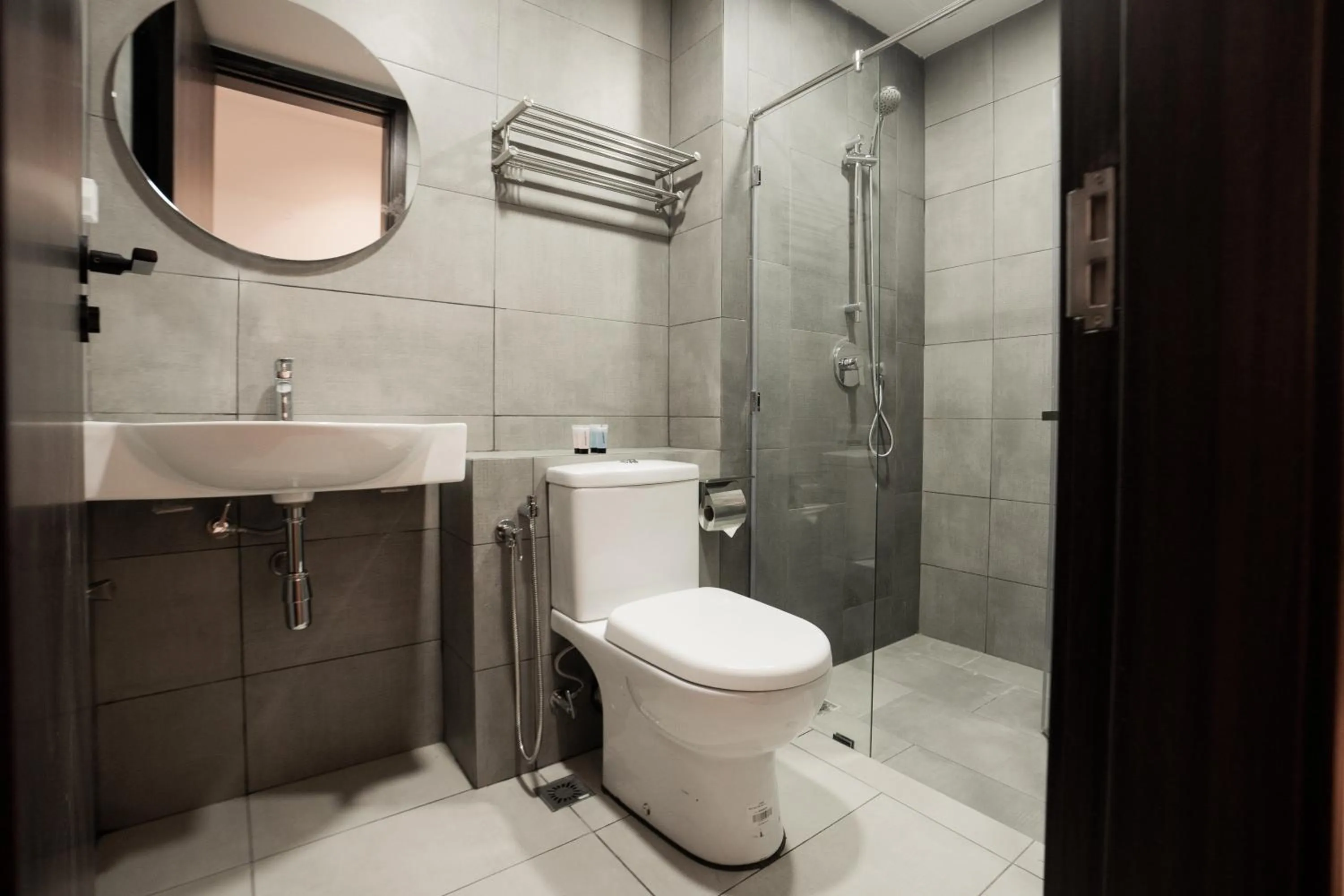 Toilet in K Avenue by Pinstay