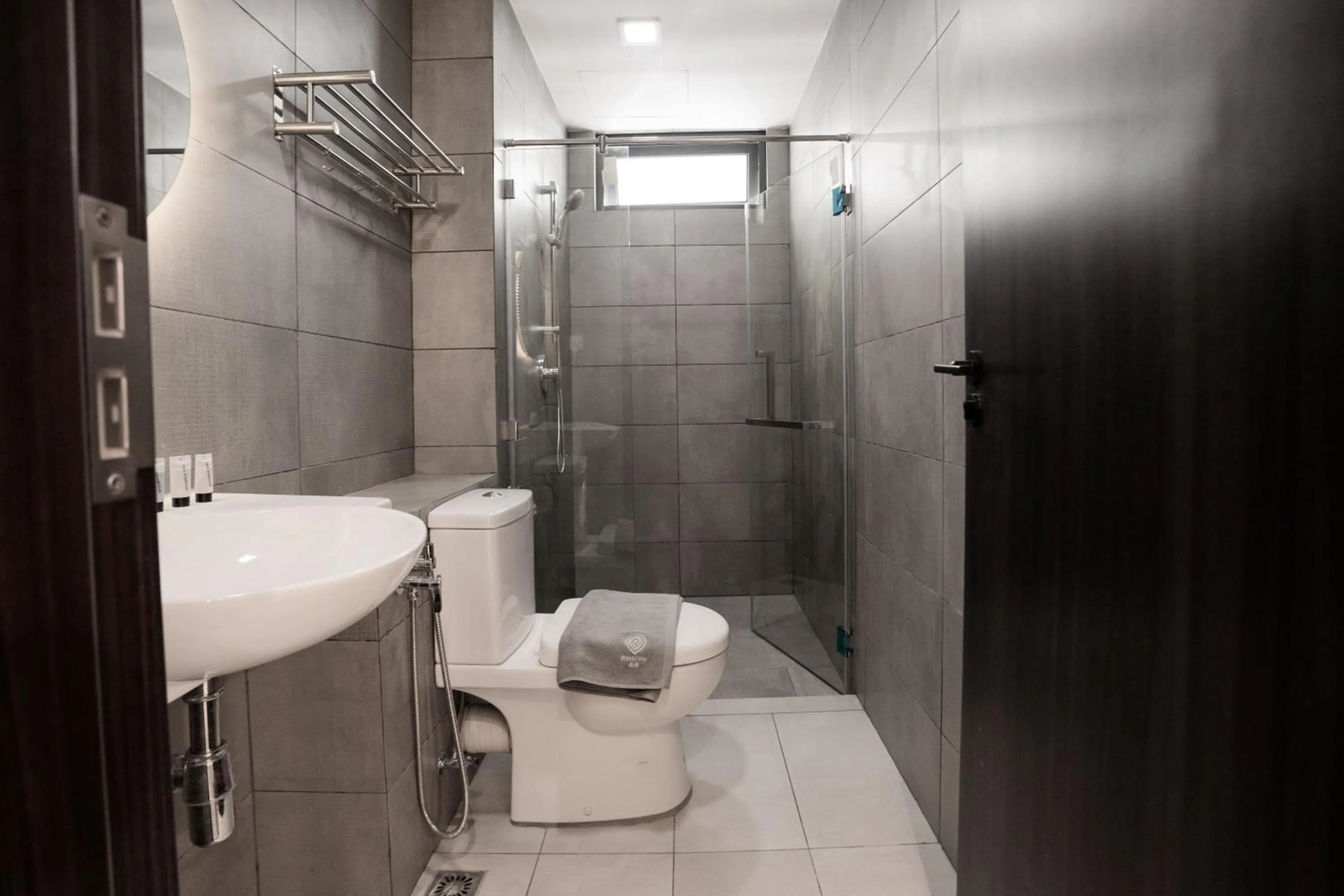 Toilet in K Avenue by Pinstay