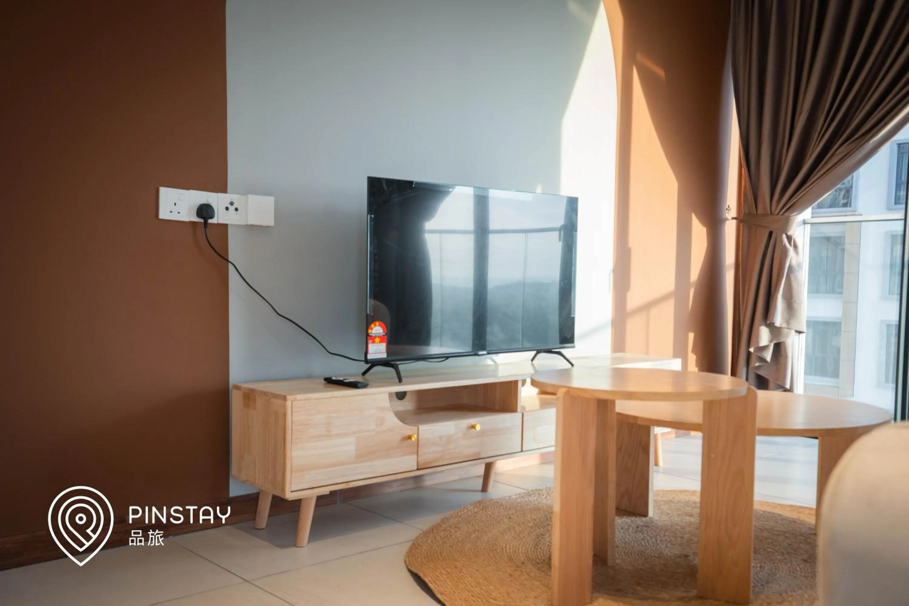 Living room in K Avenue by Pinstay