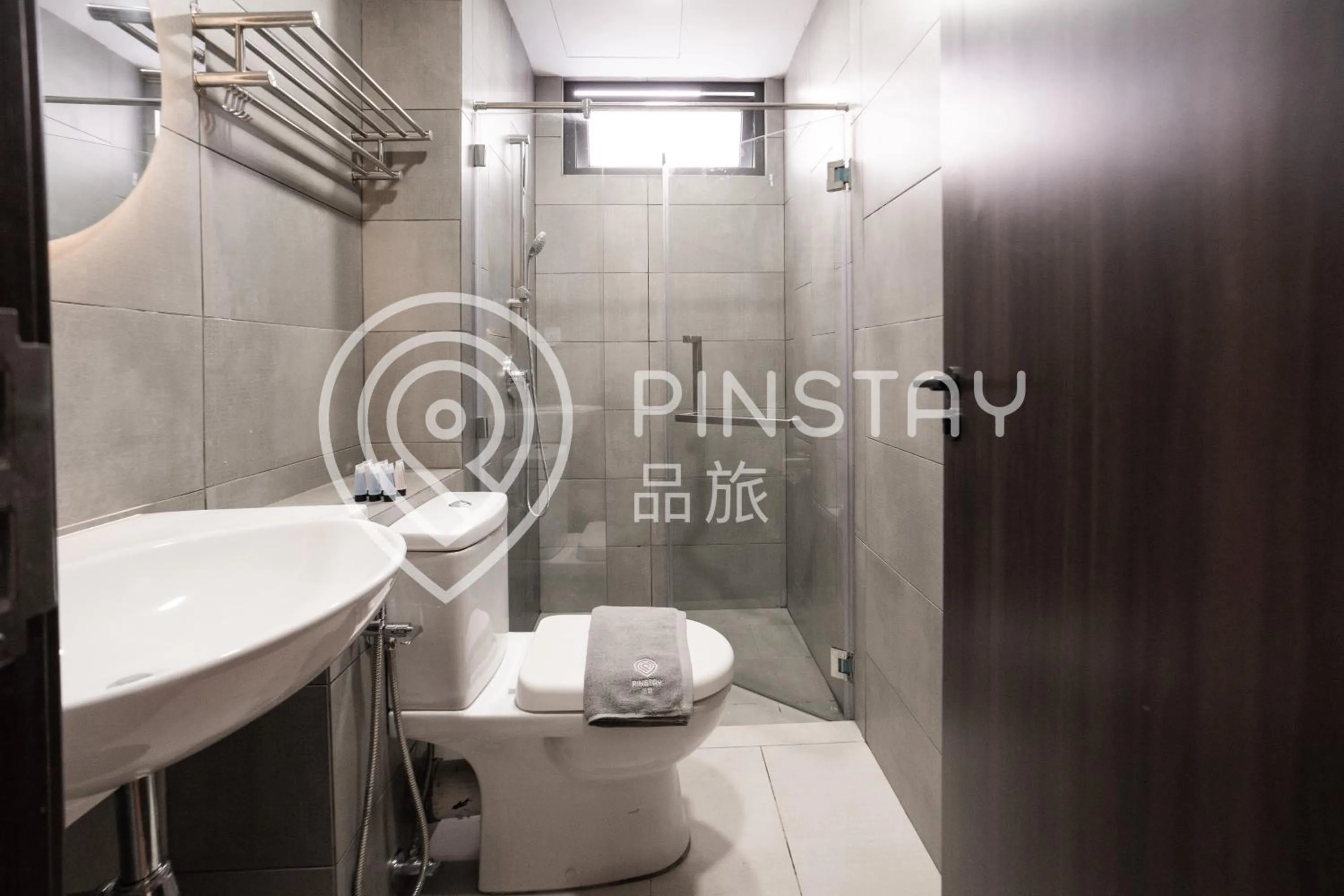 Toilet in K Avenue by Pinstay