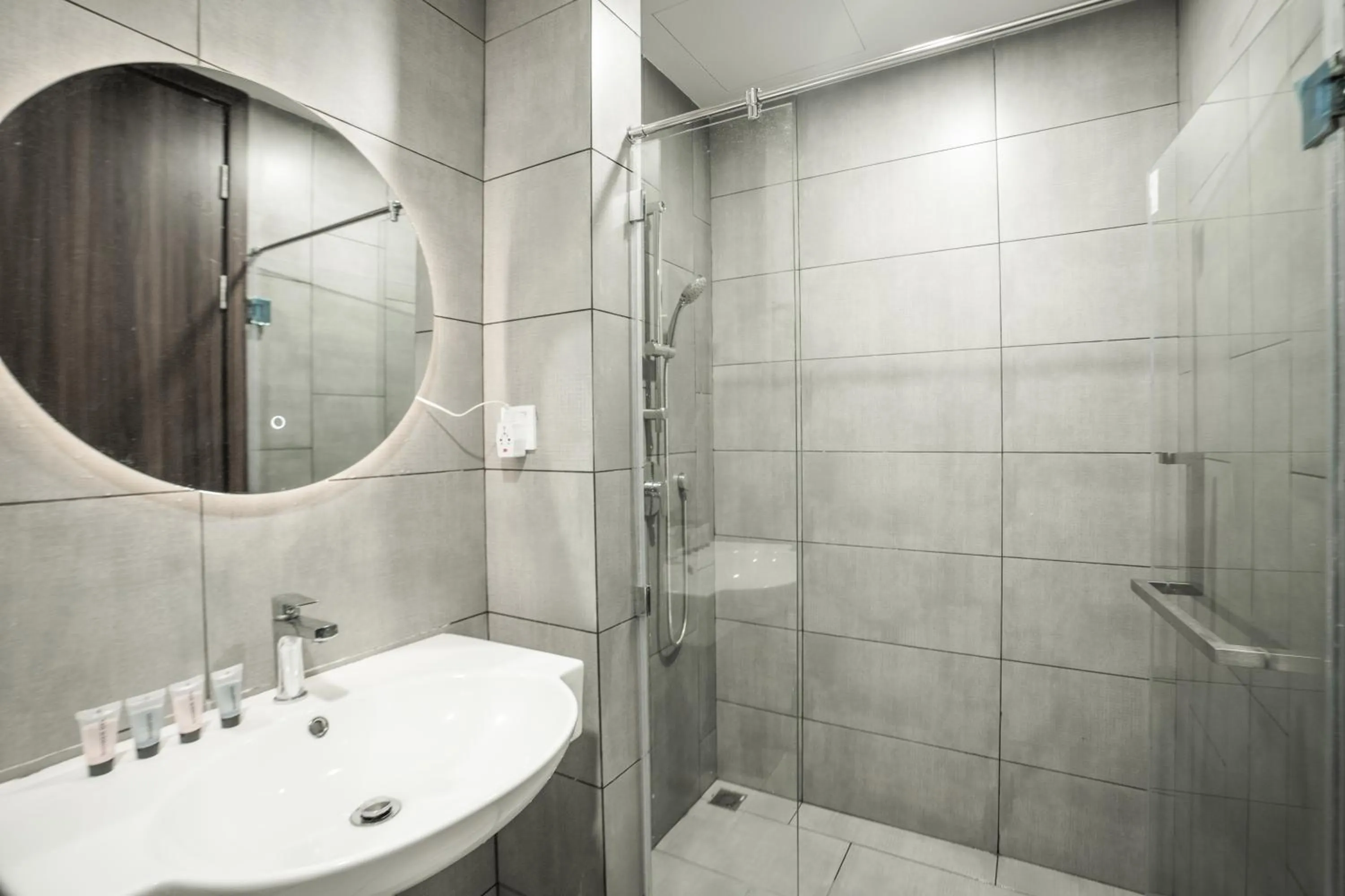 Shower in K Avenue by Pinstay