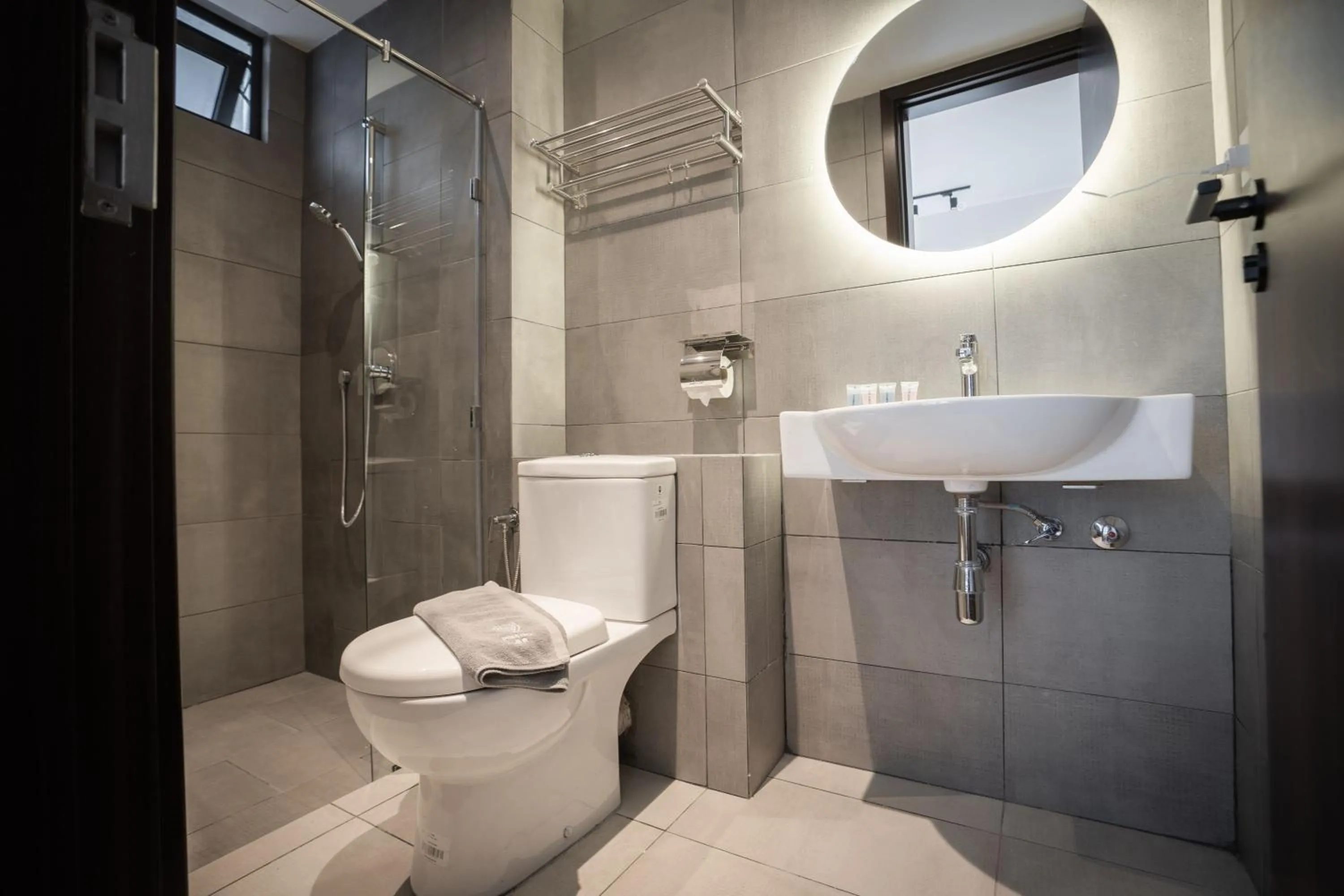 Bathroom in K Avenue by Pinstay