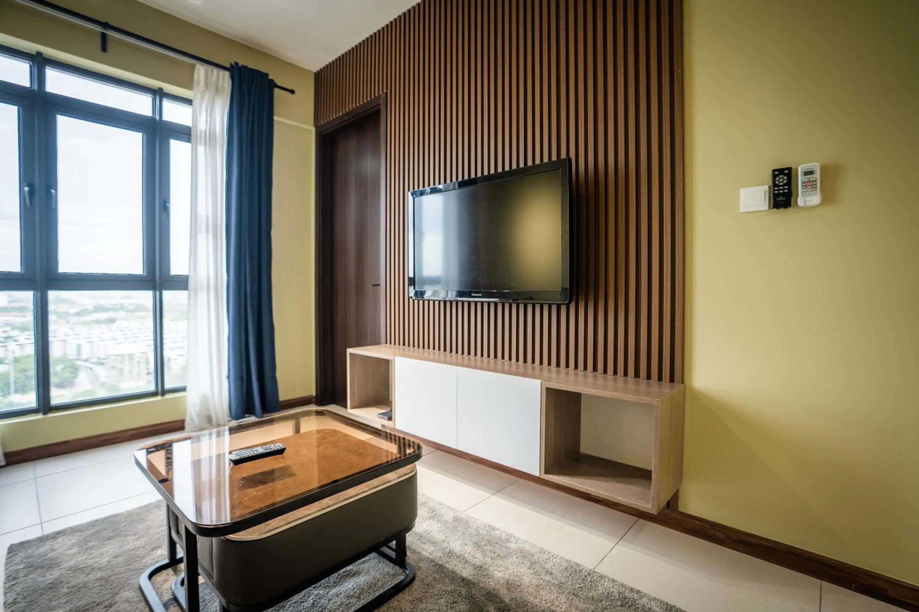 Living room in K Avenue by Pinstay