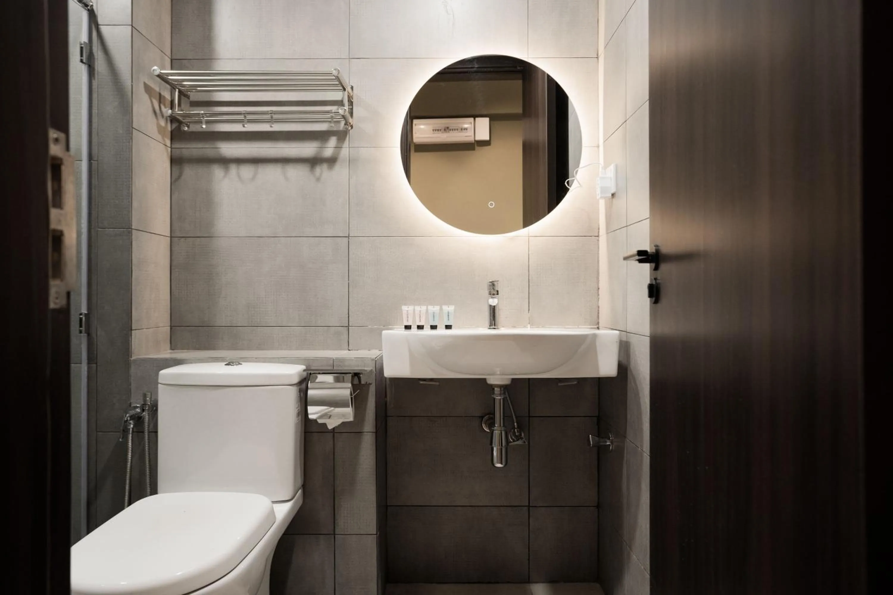 Toilet in K Avenue by Pinstay