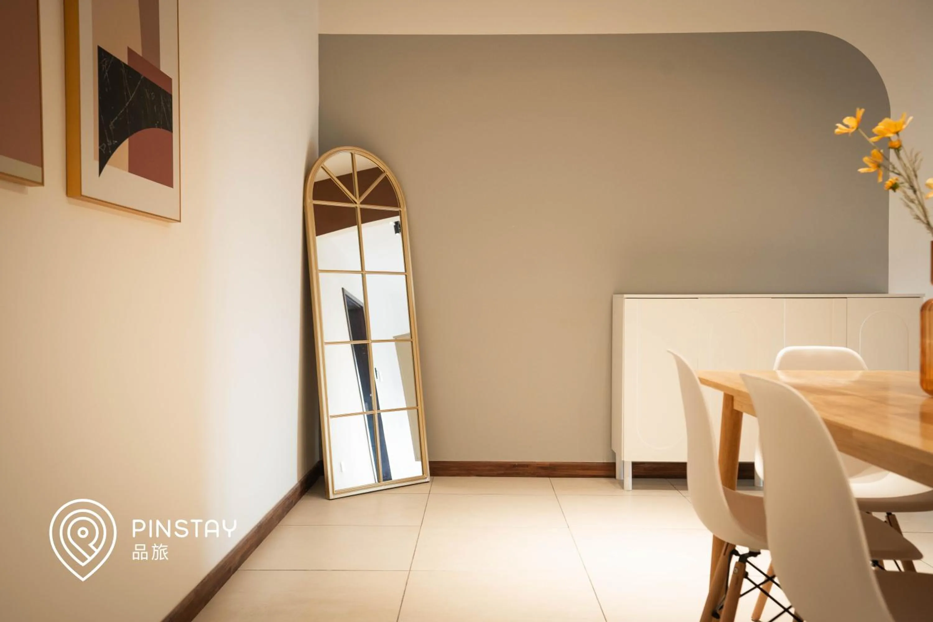 Living room in K Avenue by Pinstay