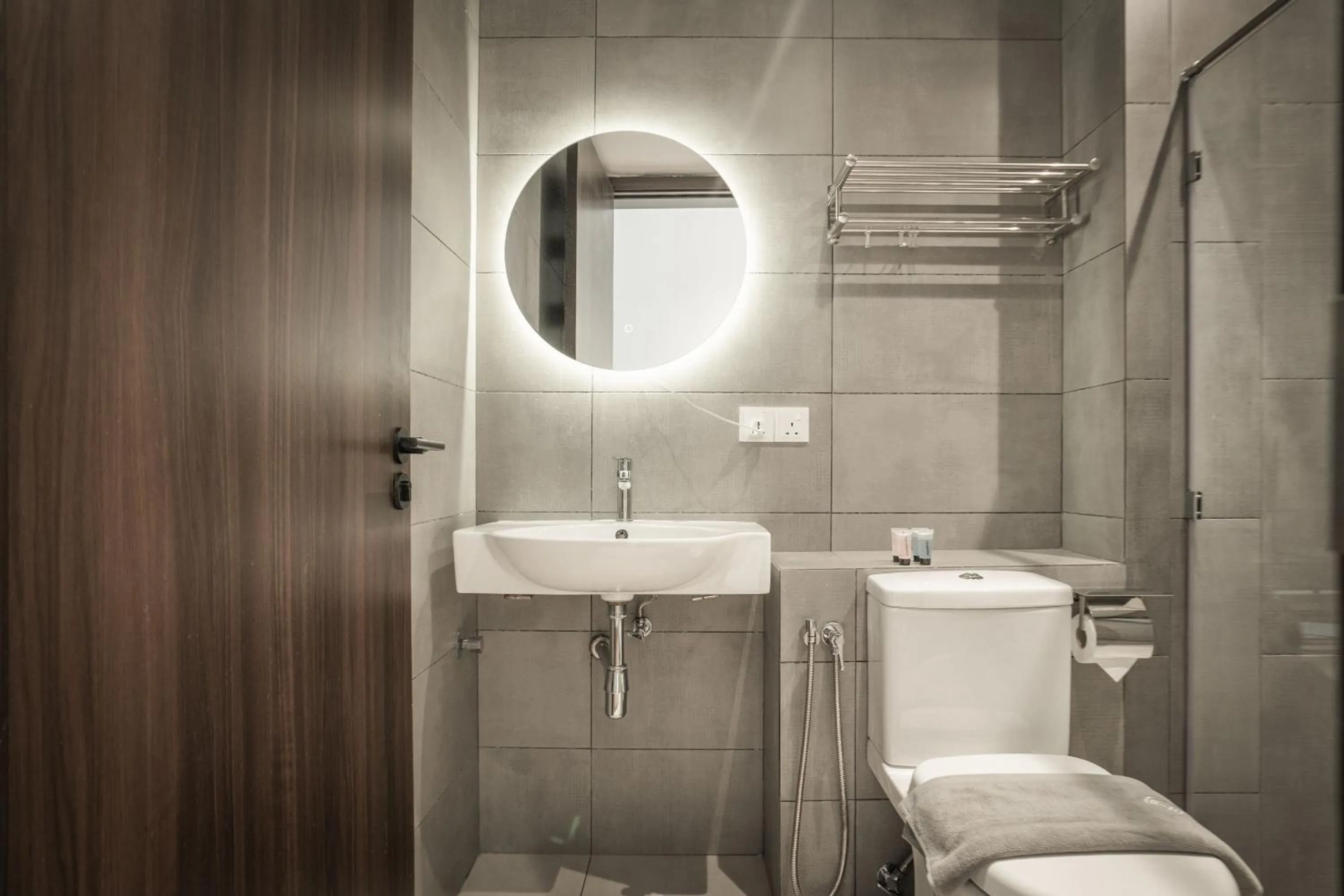 Shower in K Avenue by Pinstay