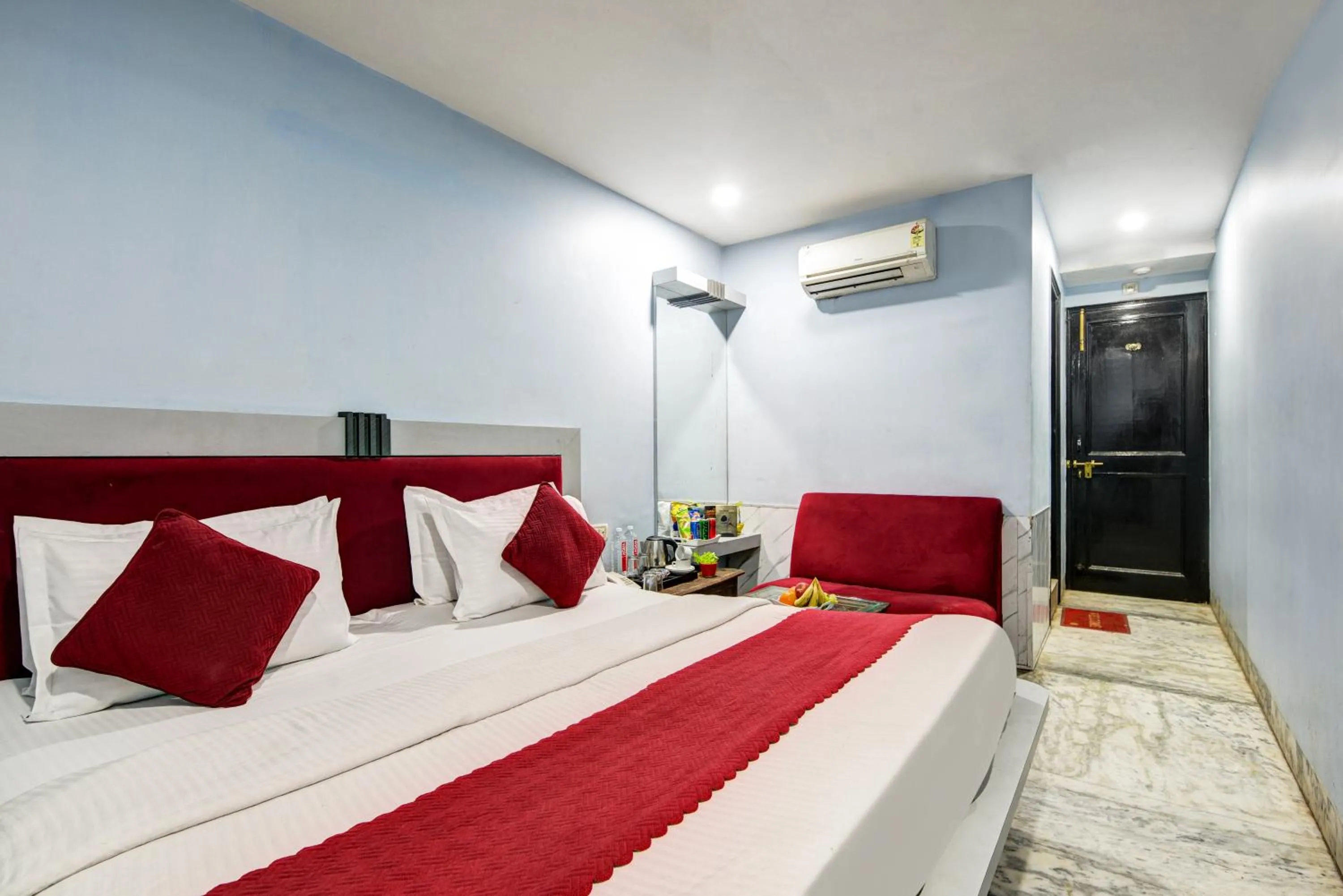 Bed in Hotel Heritage Home -3 Mins Walk from Metro And 5 Mins from Rail Station