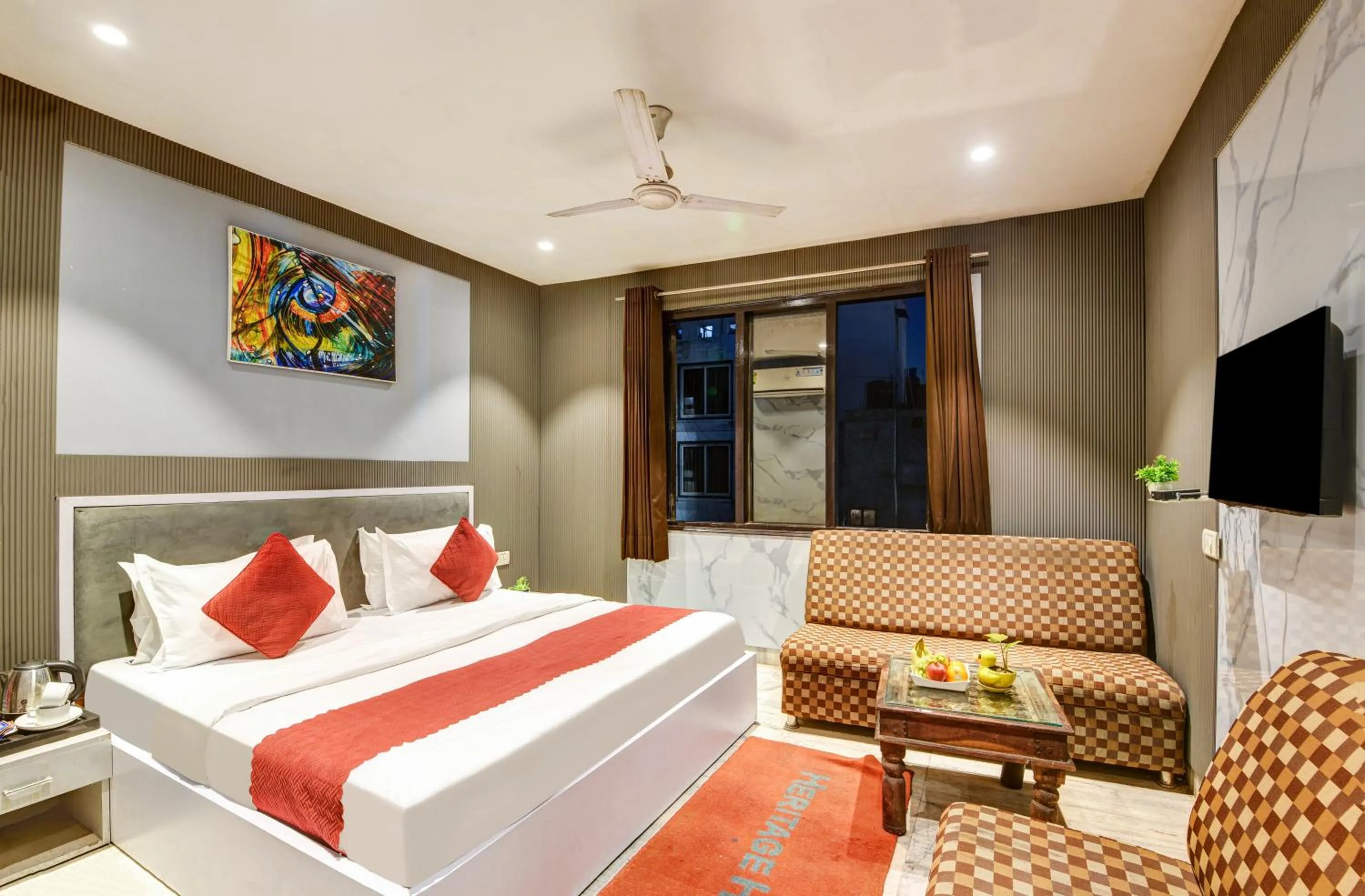 Bed in Hotel Heritage Home -3 Mins Walk from Metro And 5 Mins from Rail Station