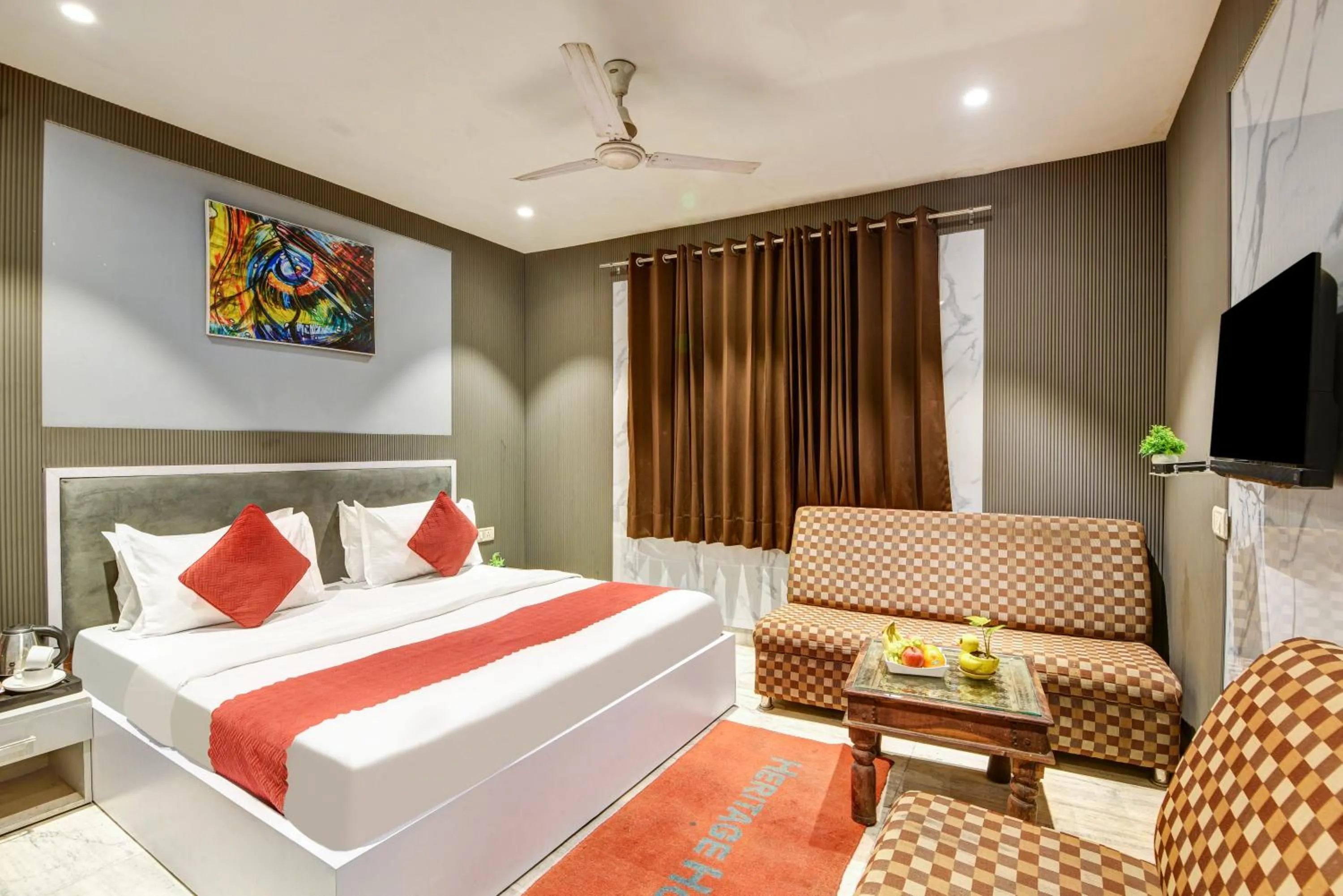 Bed in Hotel Heritage Home -3 Mins Walk from Metro And 5 Mins from Rail Station