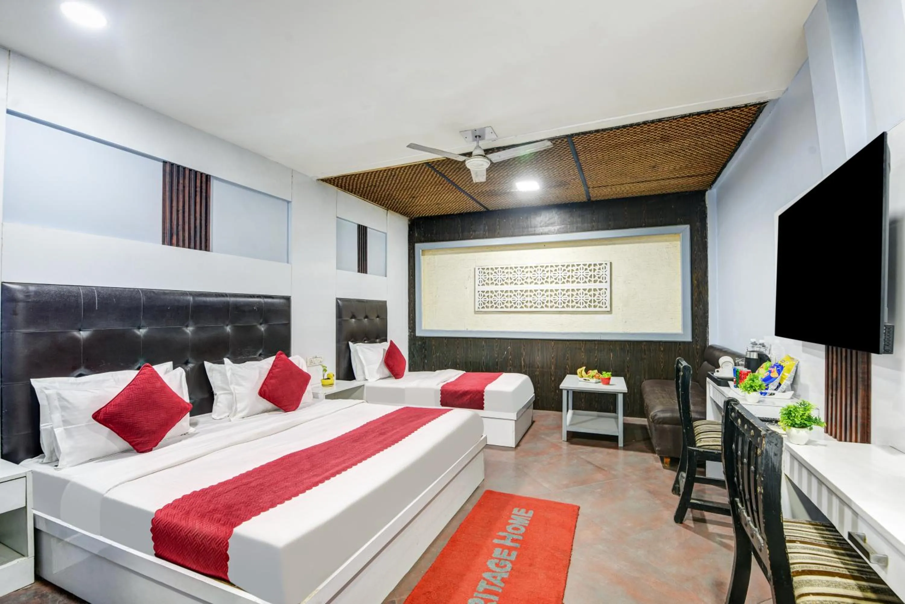 Communal lounge/ TV room, Bed in Hotel Heritage Home -3 Mins Walk from Metro And 5 Mins from Rail Station