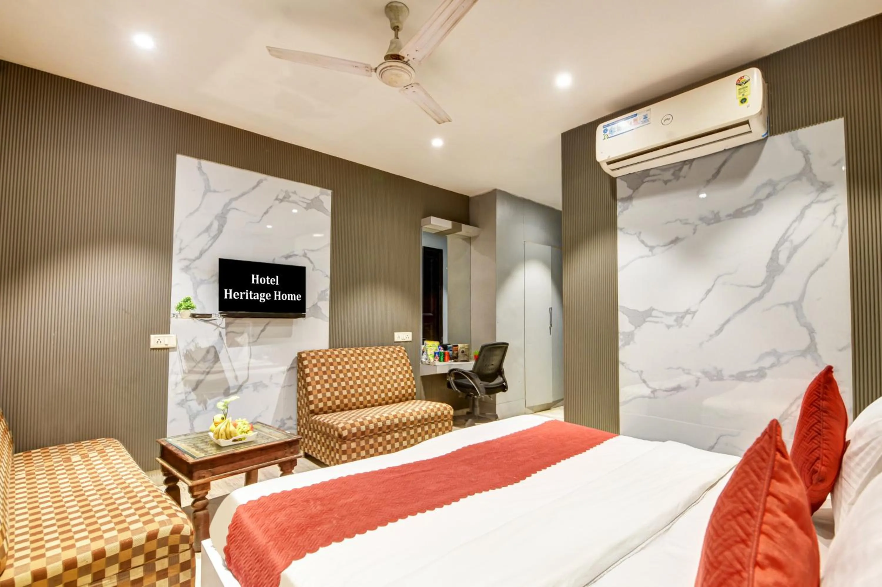 Communal lounge/ TV room, Bed in Hotel Heritage Home -3 Mins Walk from Metro And 5 Mins from Rail Station