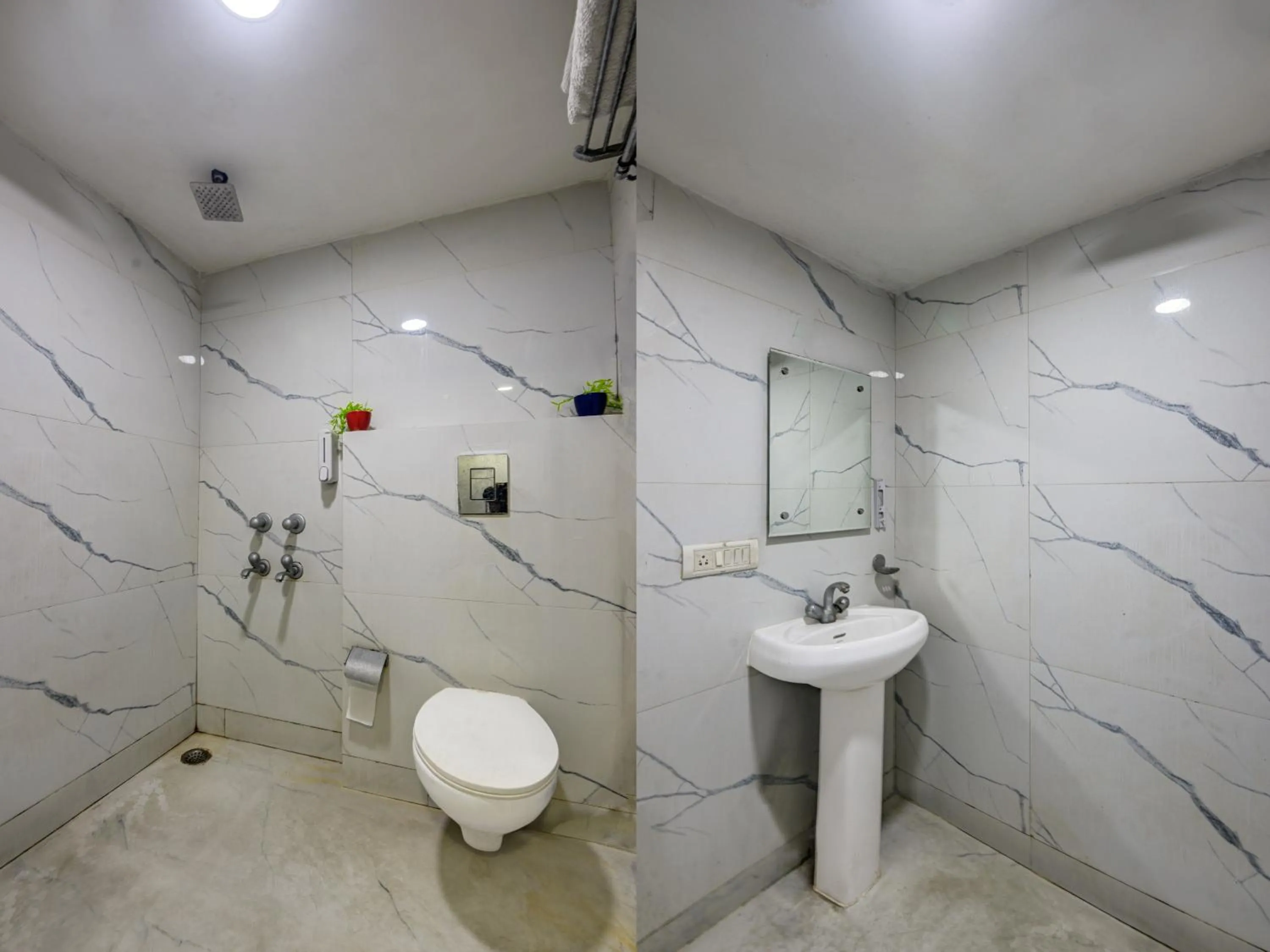 Bathroom in Hotel Heritage Home -3 Mins Walk from Metro And 5 Mins from Rail Station