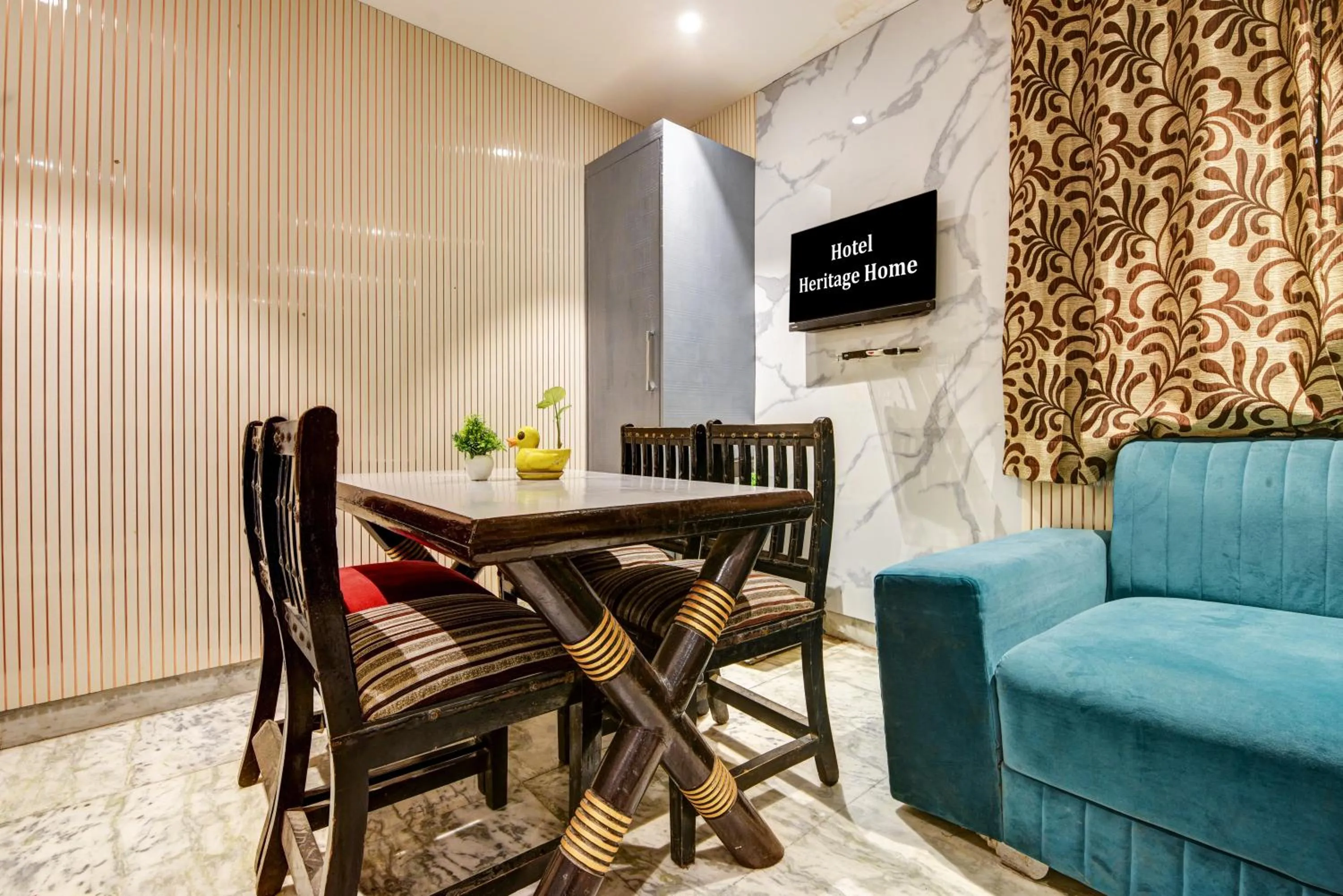 Seating area in Hotel Heritage Home -3 Mins Walk from Metro And 5 Mins from Rail Station