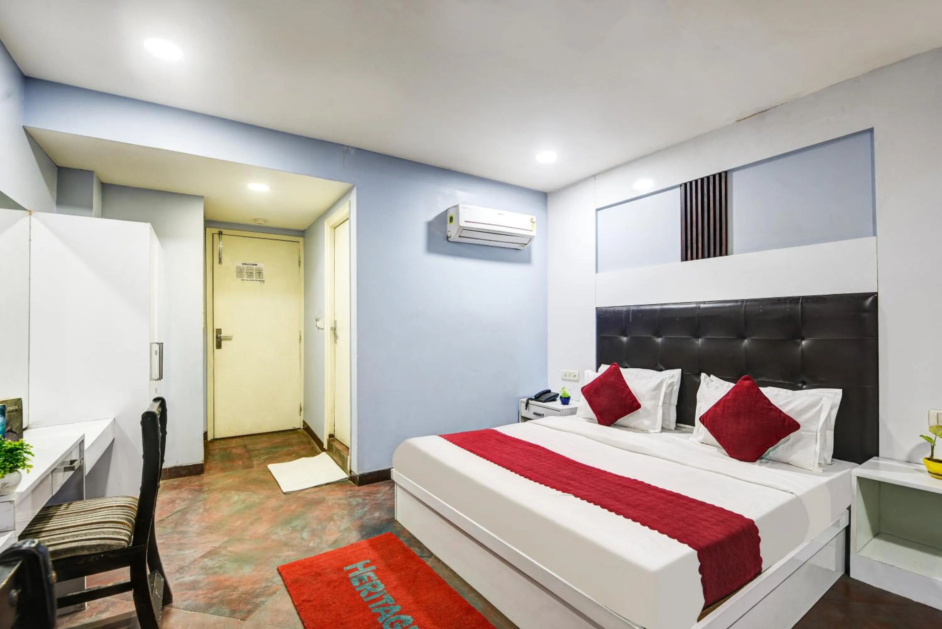 room service, Bed in Hotel Heritage Home -3 Mins Walk from Metro And 5 Mins from Rail Station