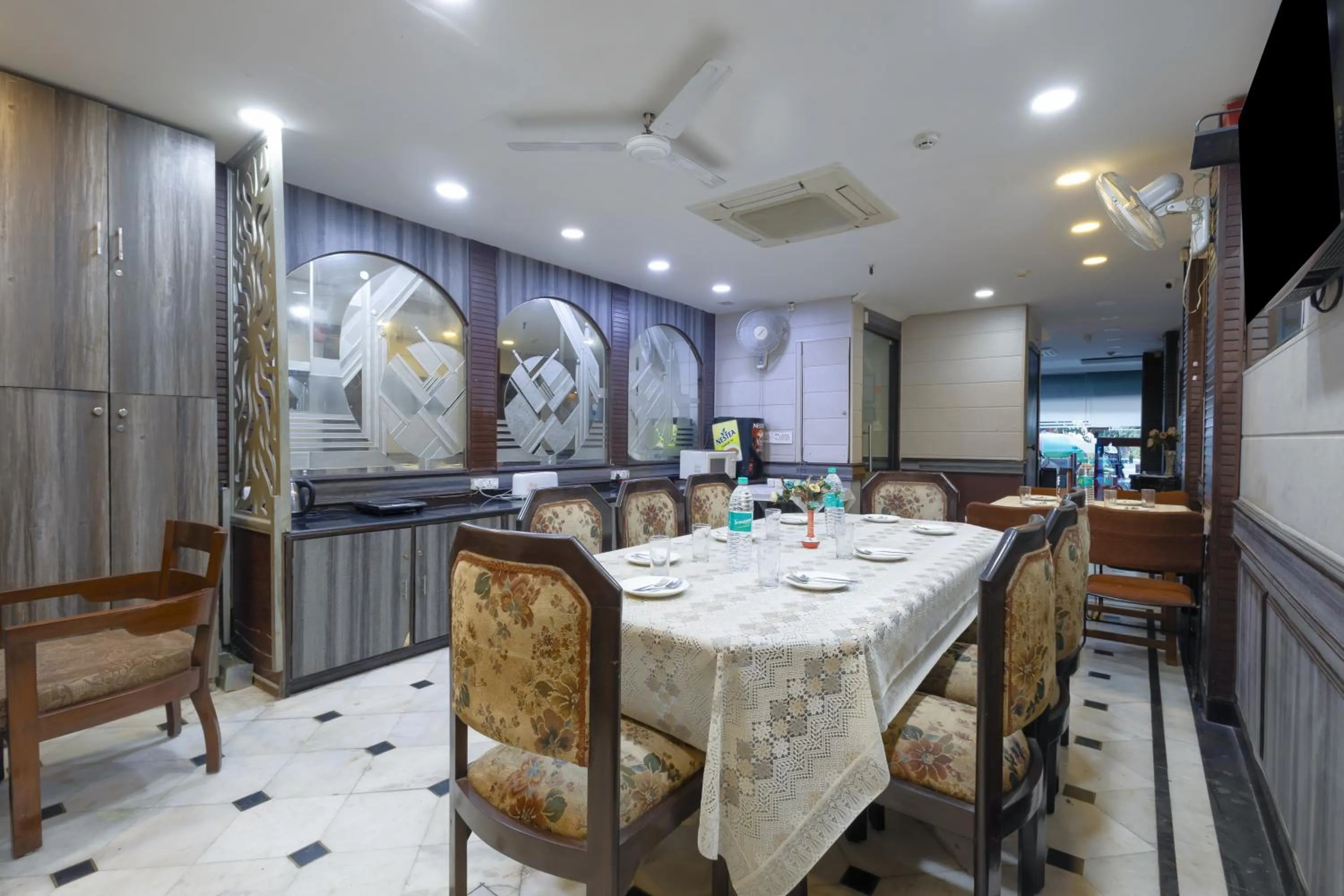 Communal lounge/ TV room in Hotel Amar Inn by Quadis - Lajpat Nagar