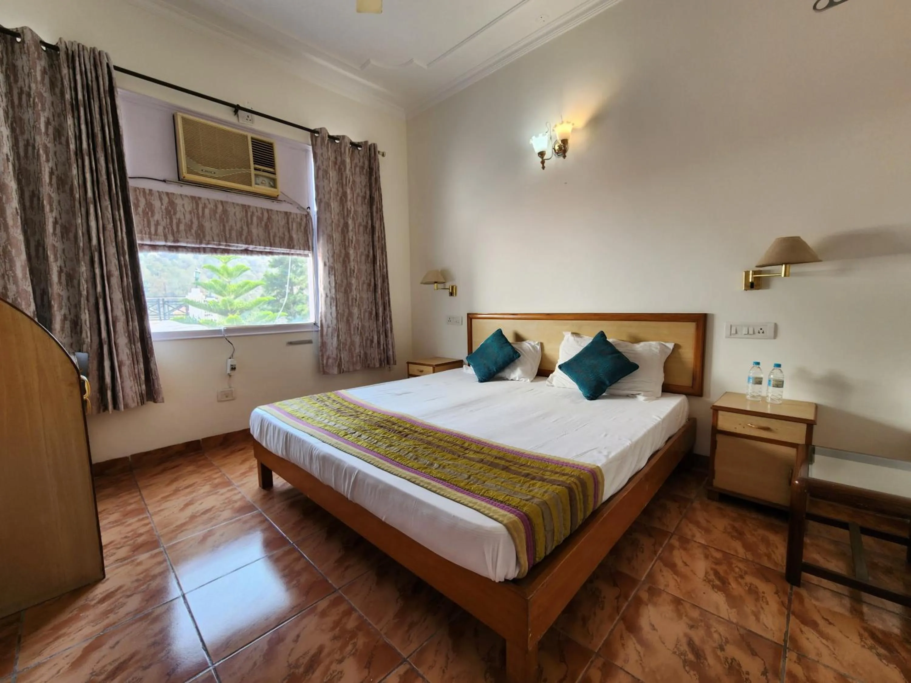 Bed in Hotel Royal Ark - Kasauli