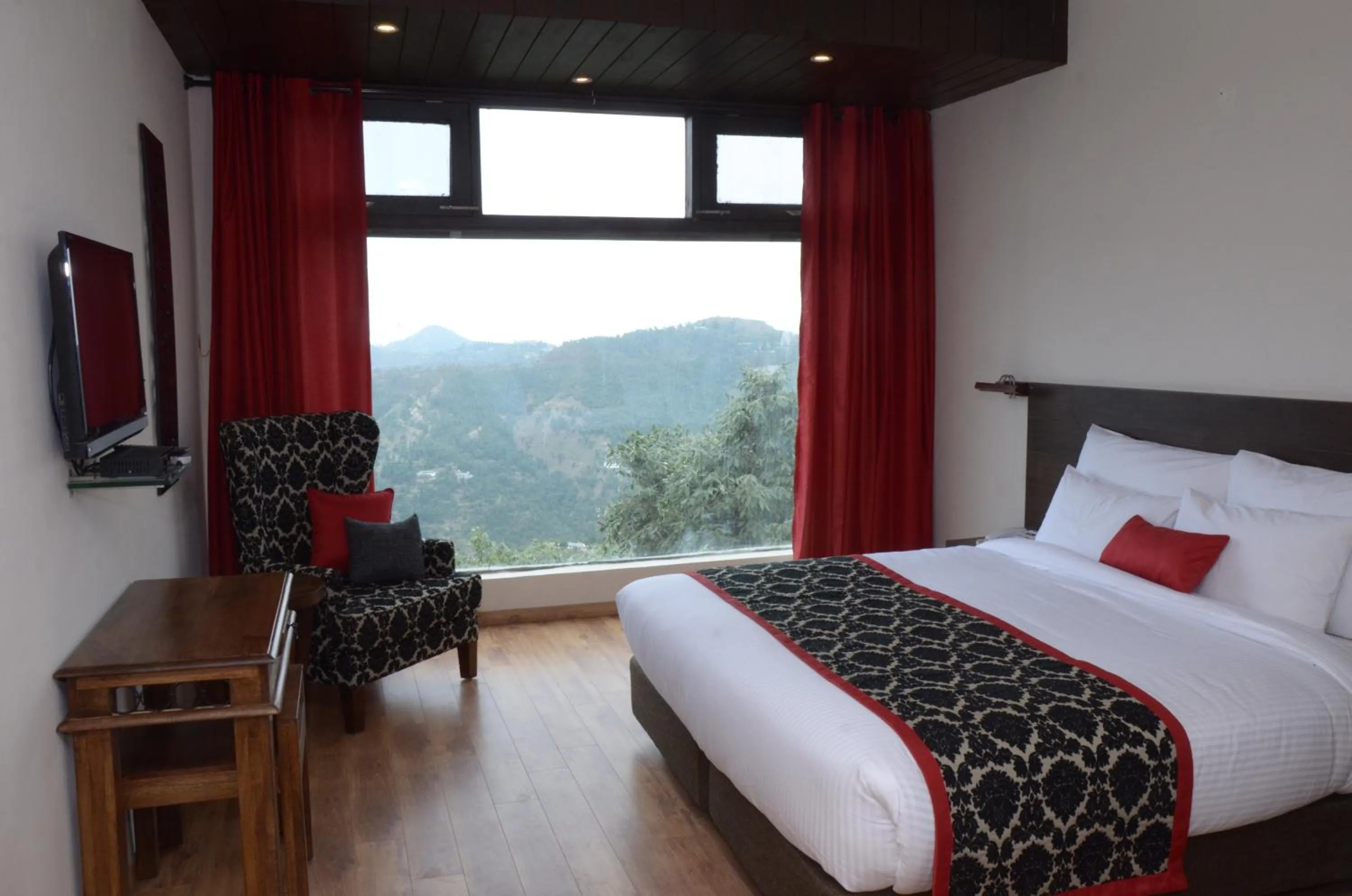 Photo of the whole room in Woodsmoke Retreat