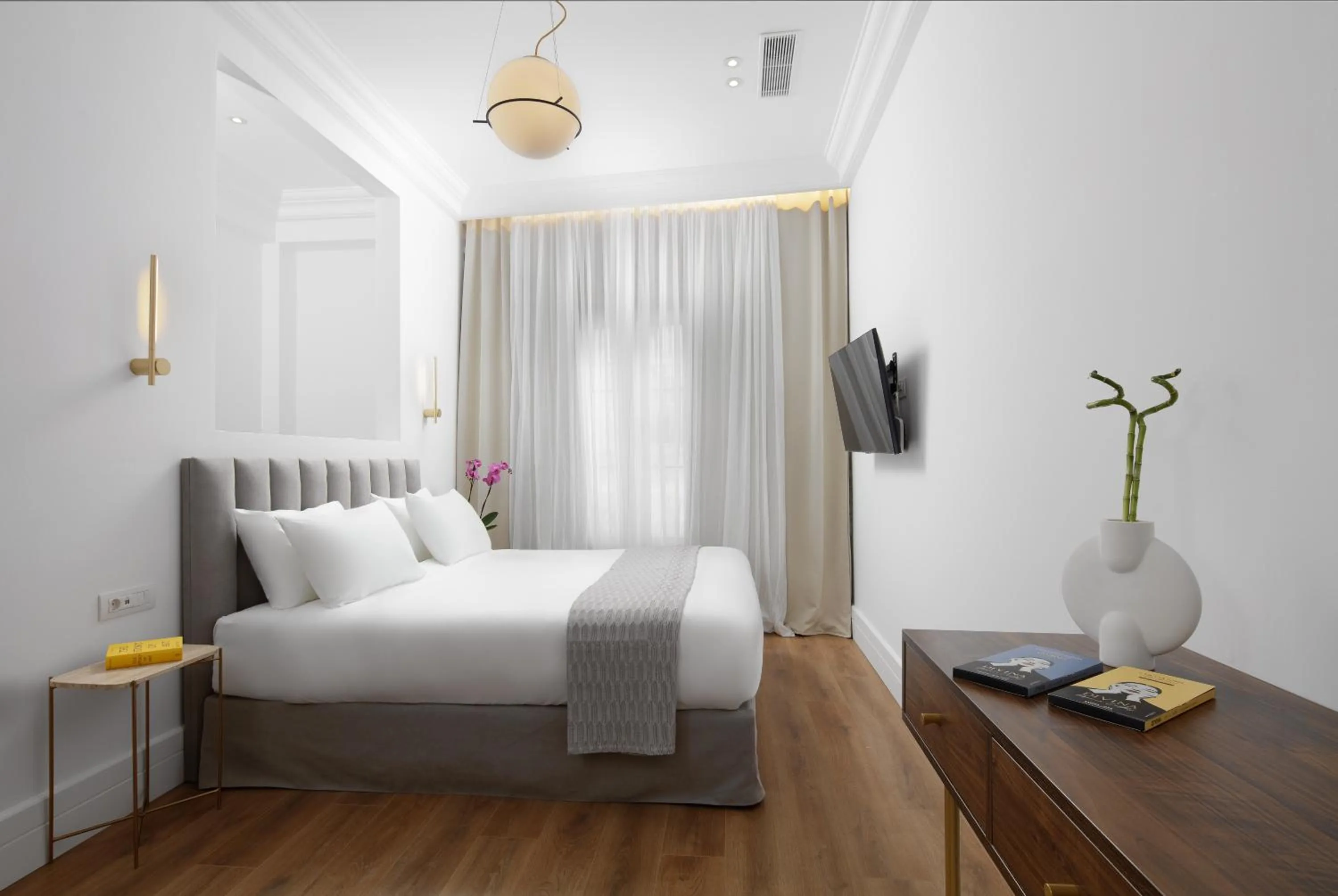 Photo of the whole room in La Divina