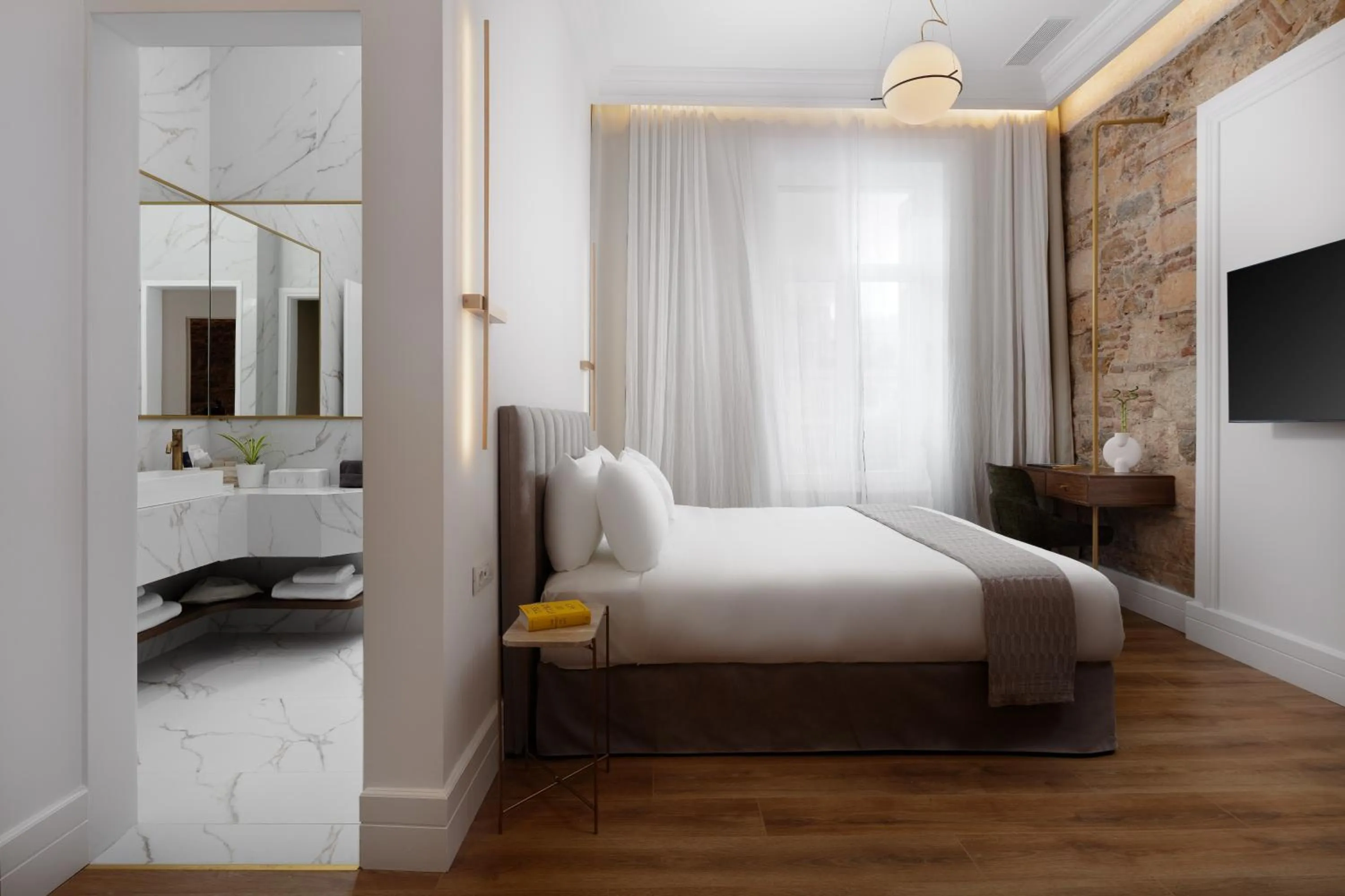 Photo of the whole room in La Divina