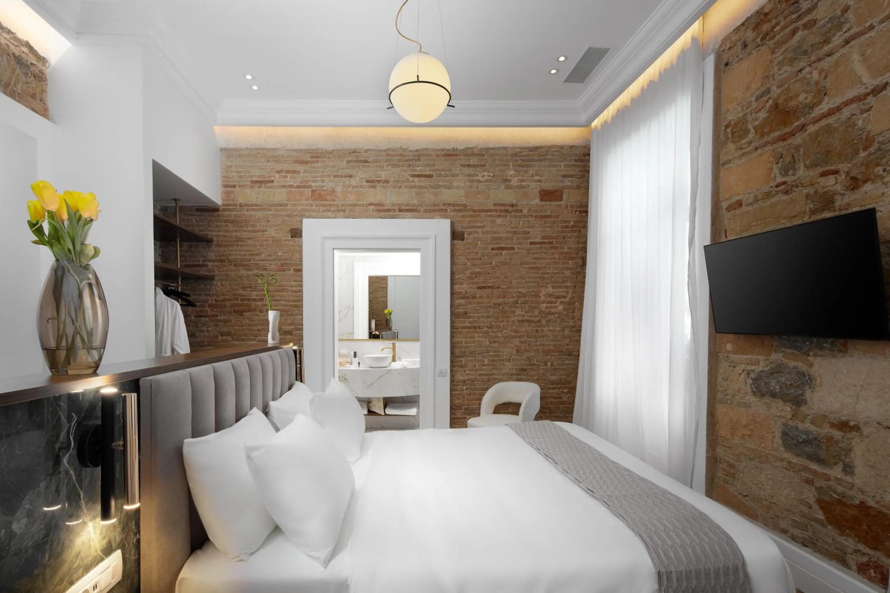 Photo of the whole room in La Divina