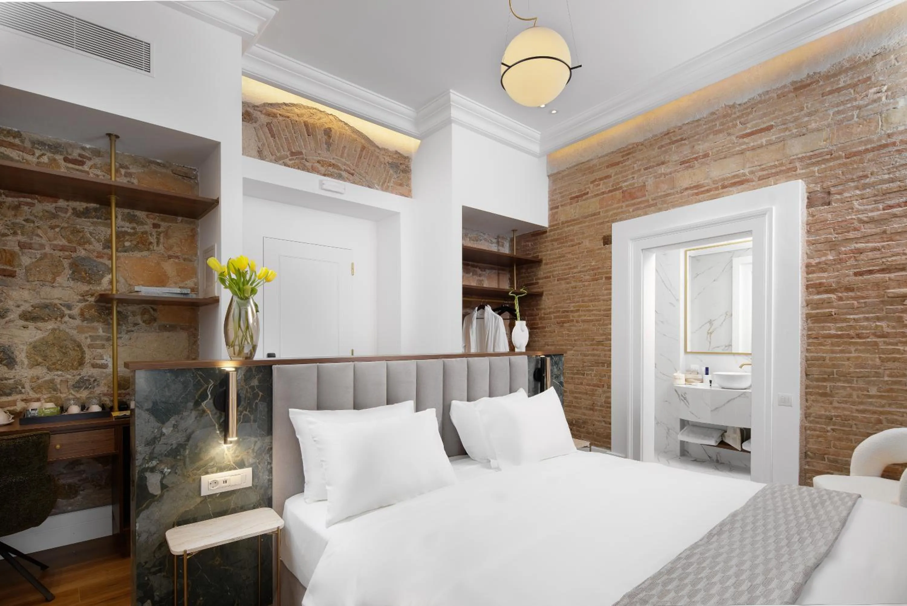 Photo of the whole room in La Divina