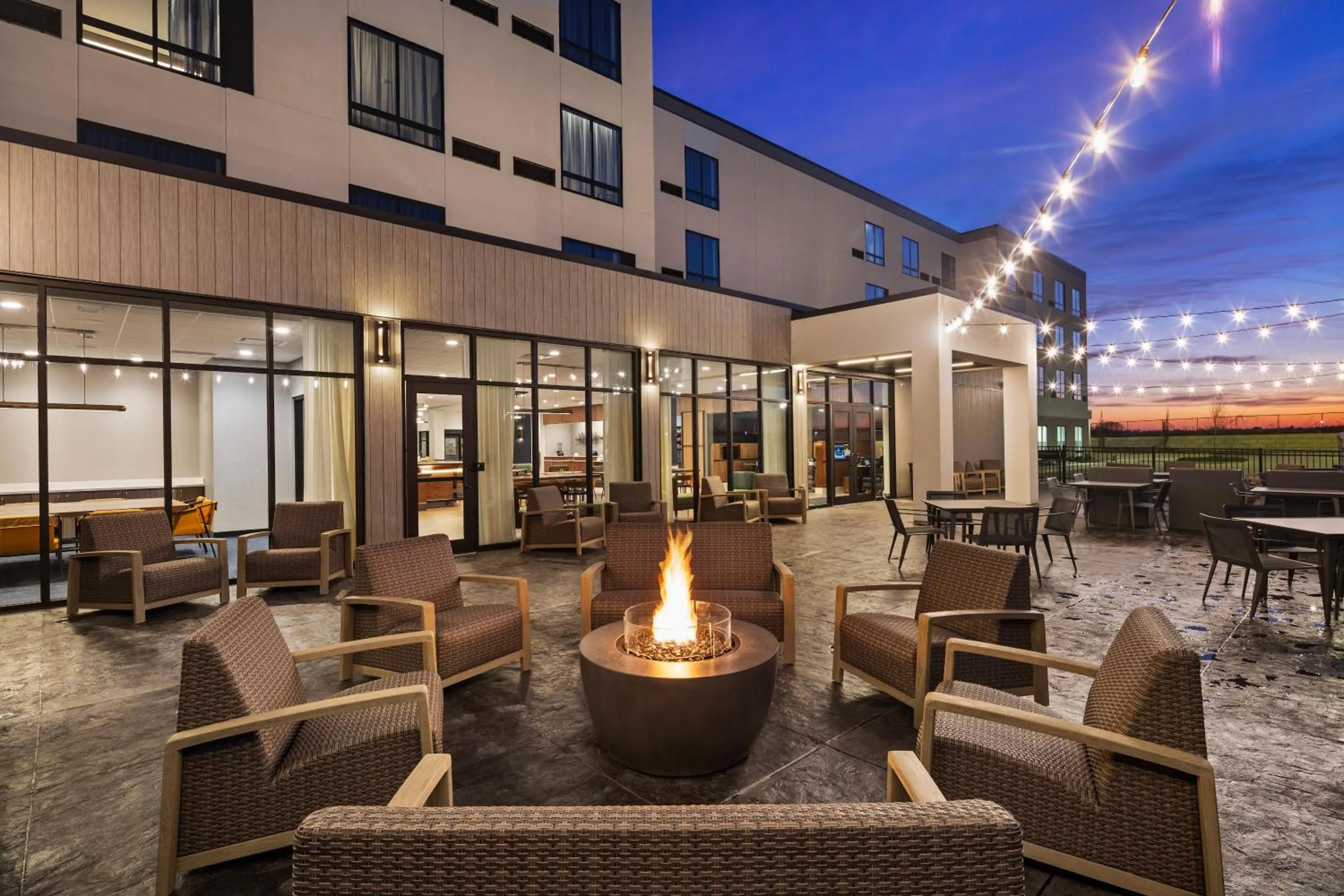 Seating area in Courtyard by Marriott Bettendorf