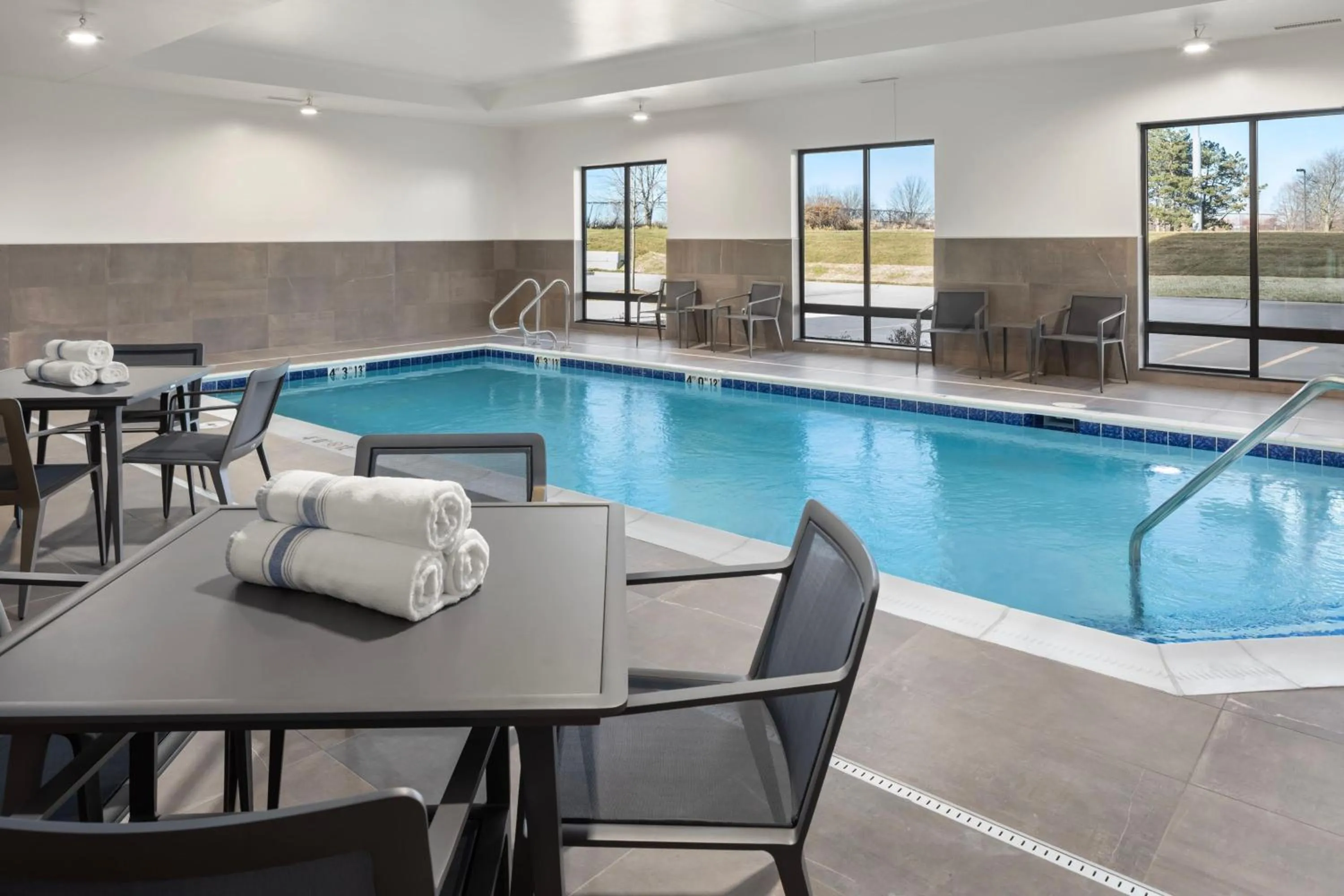 Swimming pool in Courtyard by Marriott Bettendorf