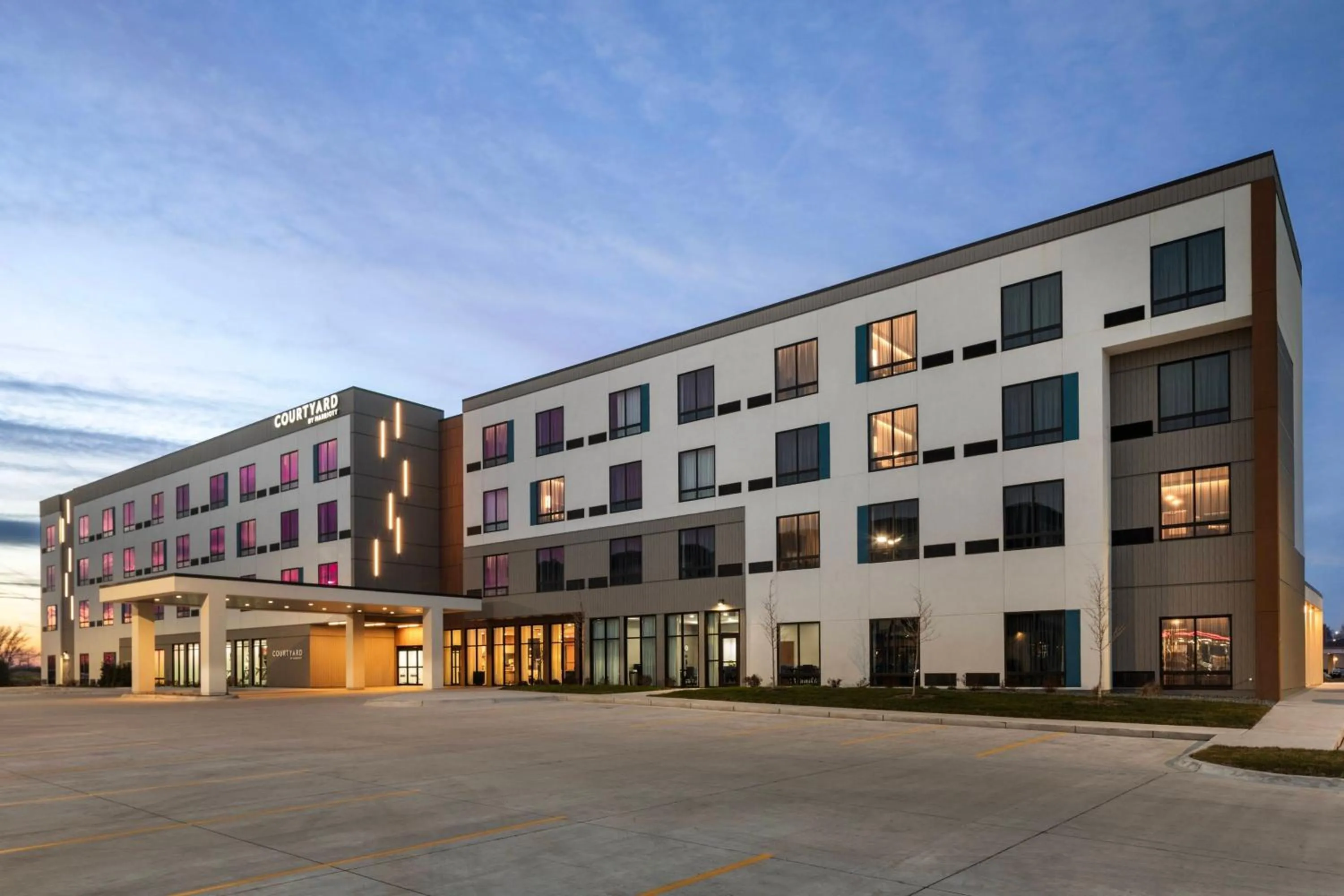 Property building in Courtyard by Marriott Bettendorf