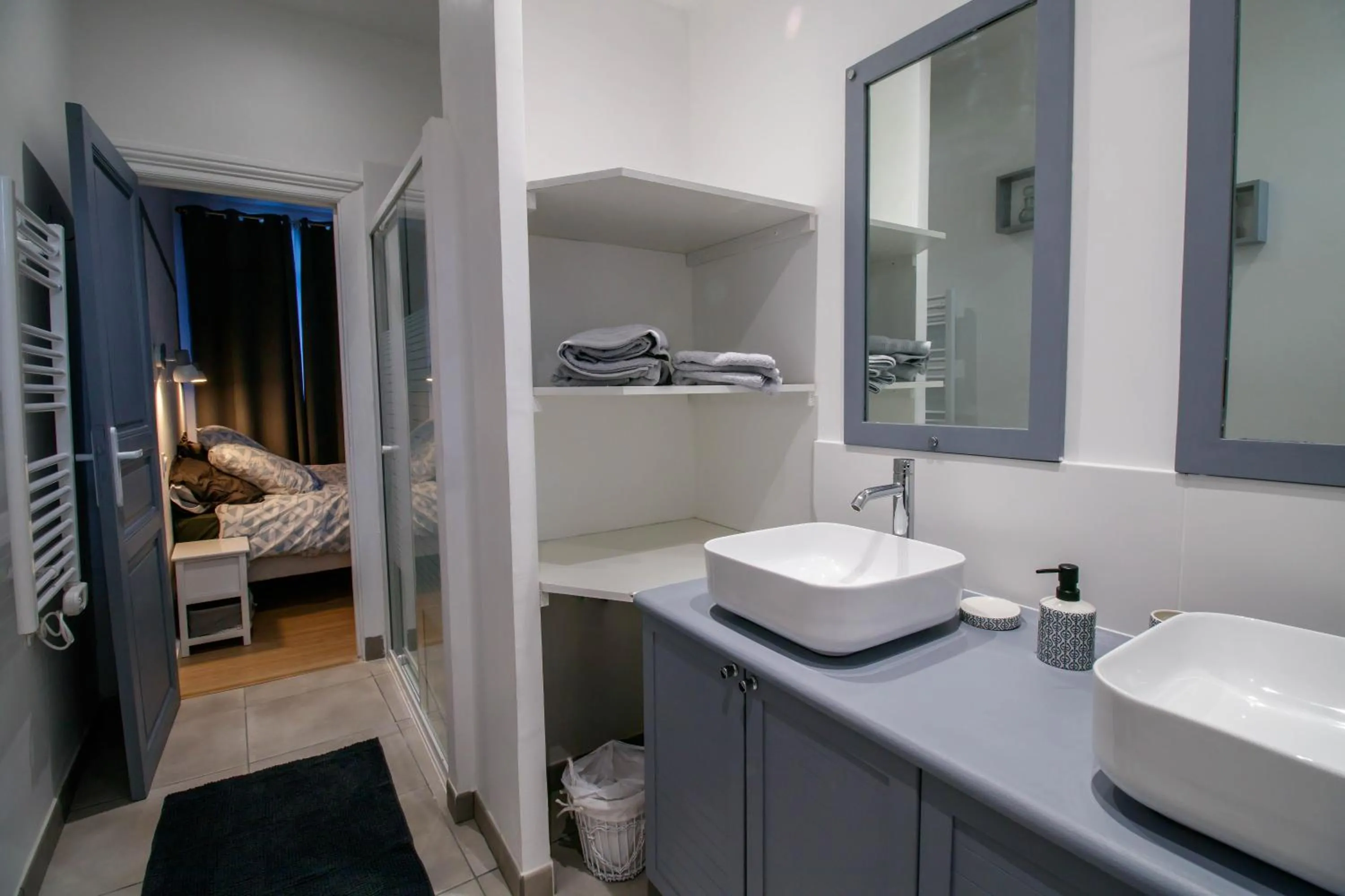Bathroom, Bed in O'Bonheur de Hamma