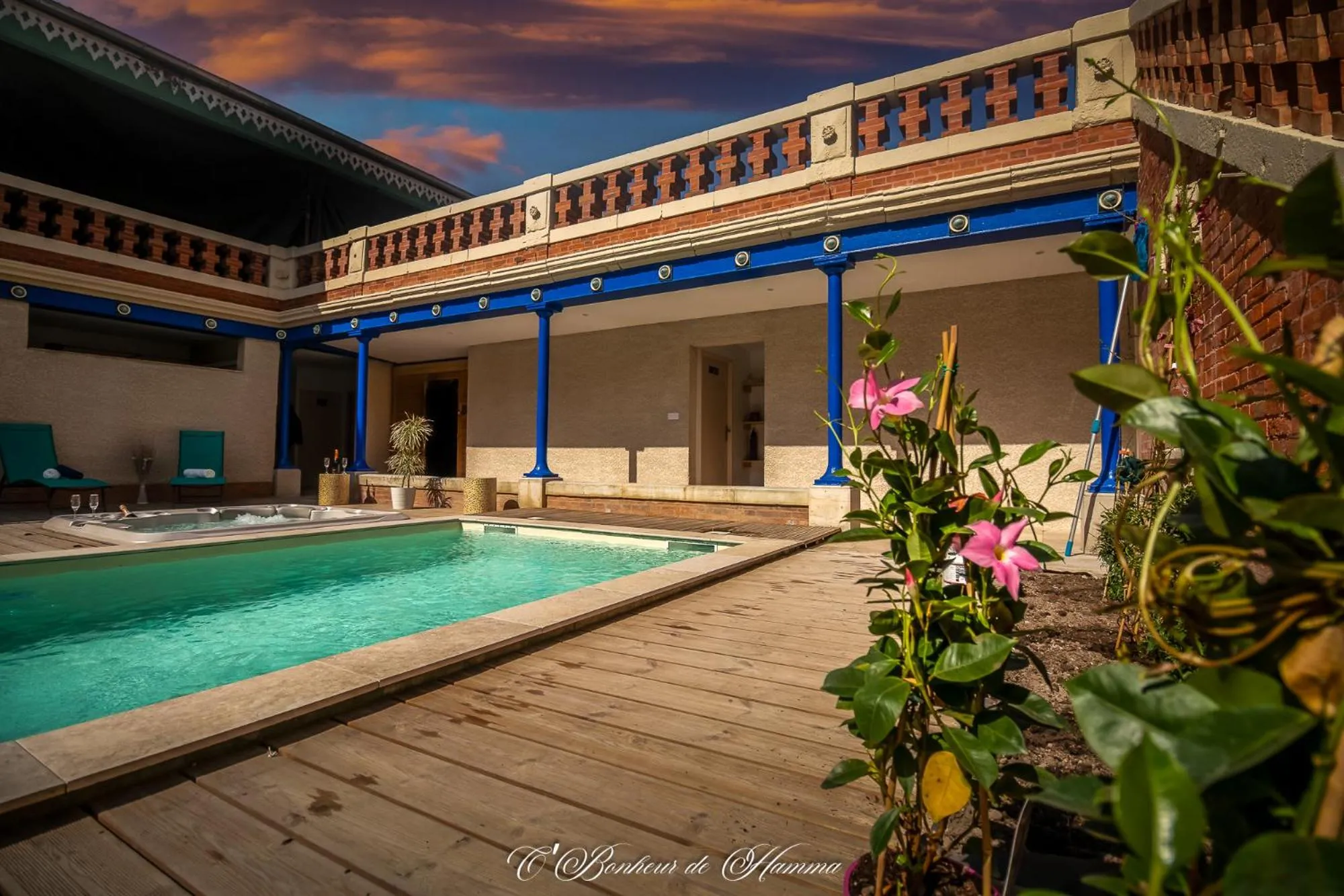 Swimming pool in O'Bonheur de Hamma