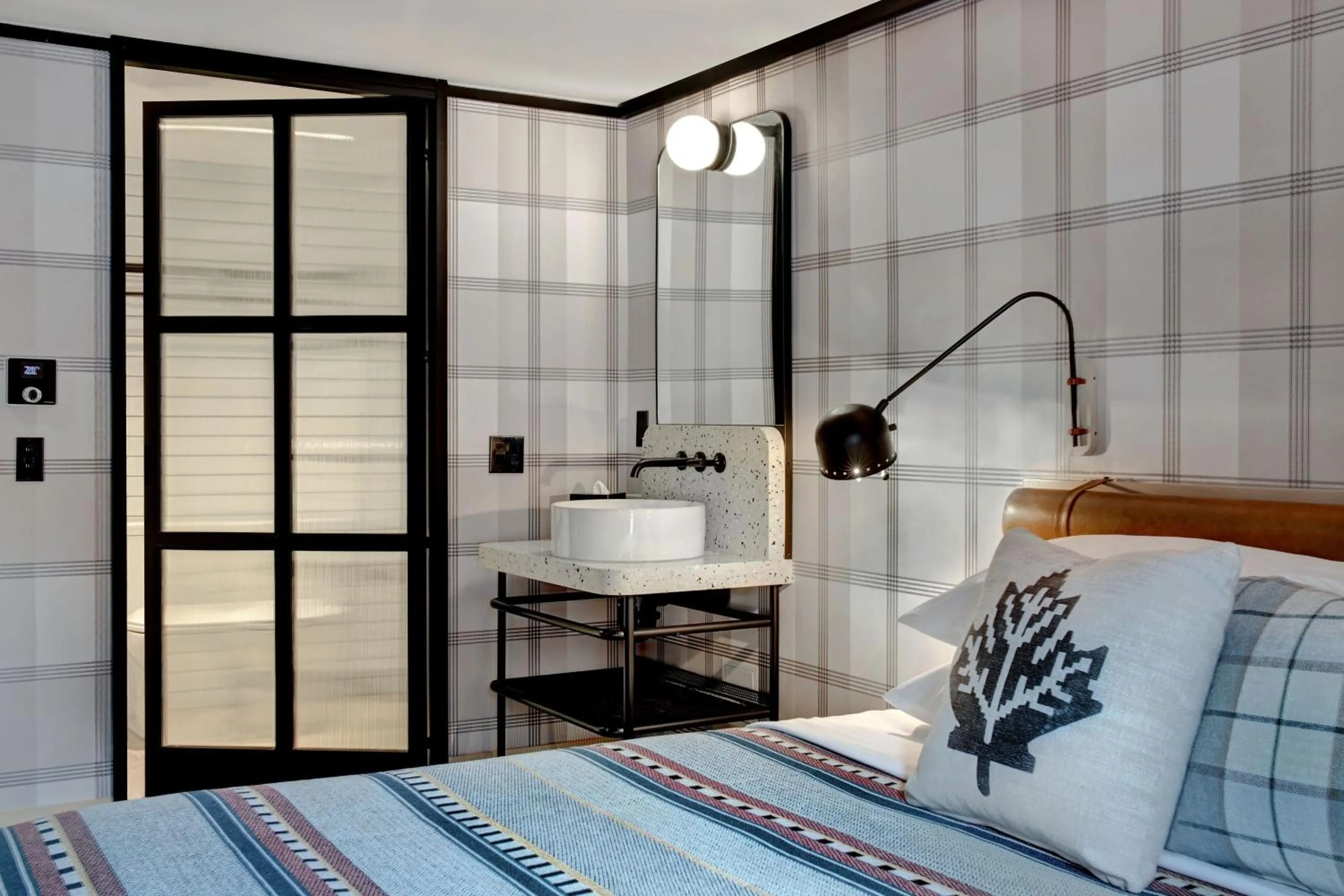 Photo of the whole room, Bed in Moxy Banff