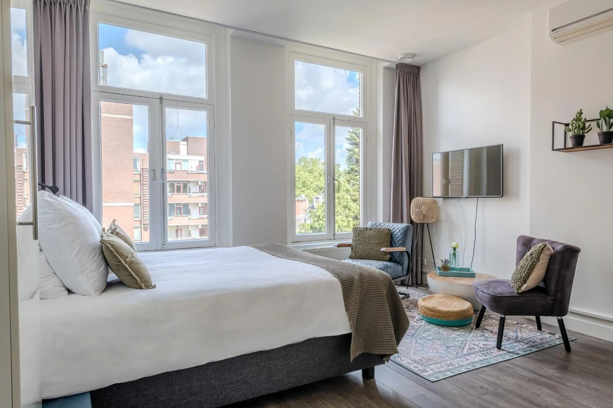 Bed in Hotel Oranjestaete