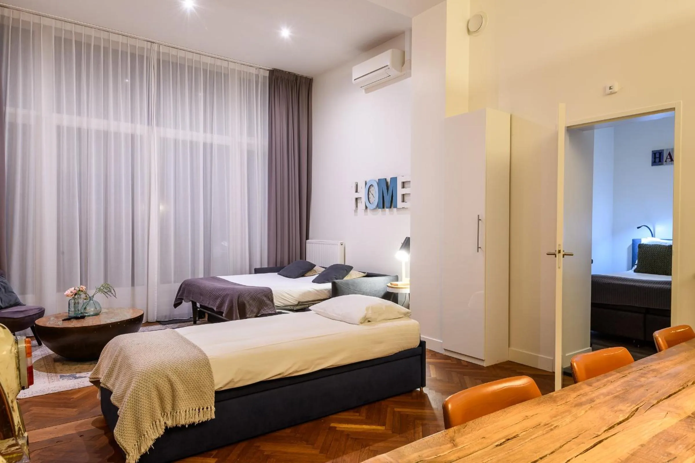 Bed in Hotel Oranjestaete