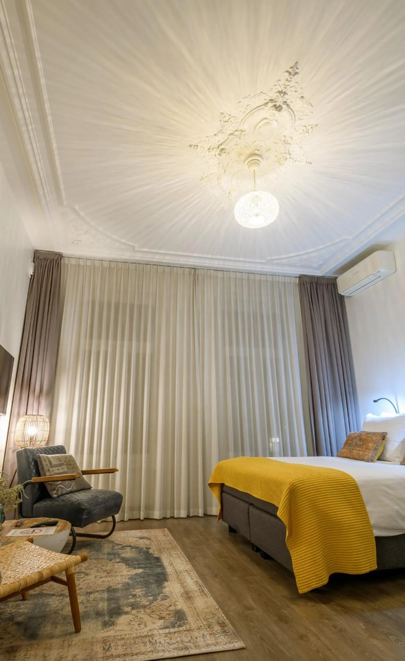 Bed in Hotel Oranjestaete