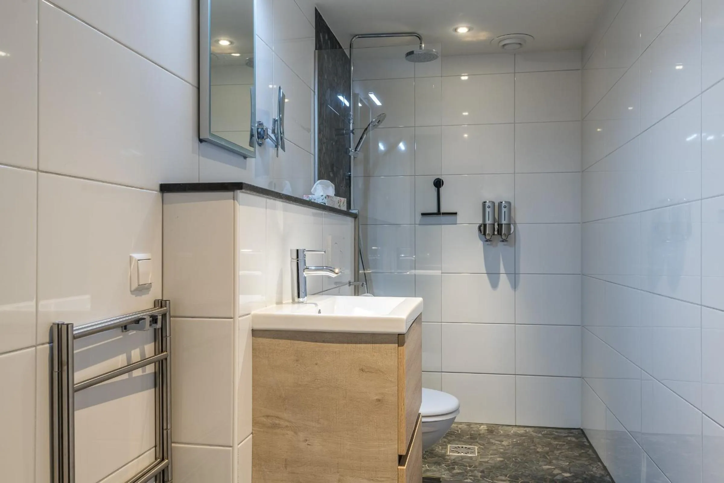 Bathroom in Hotel Oranjestaete