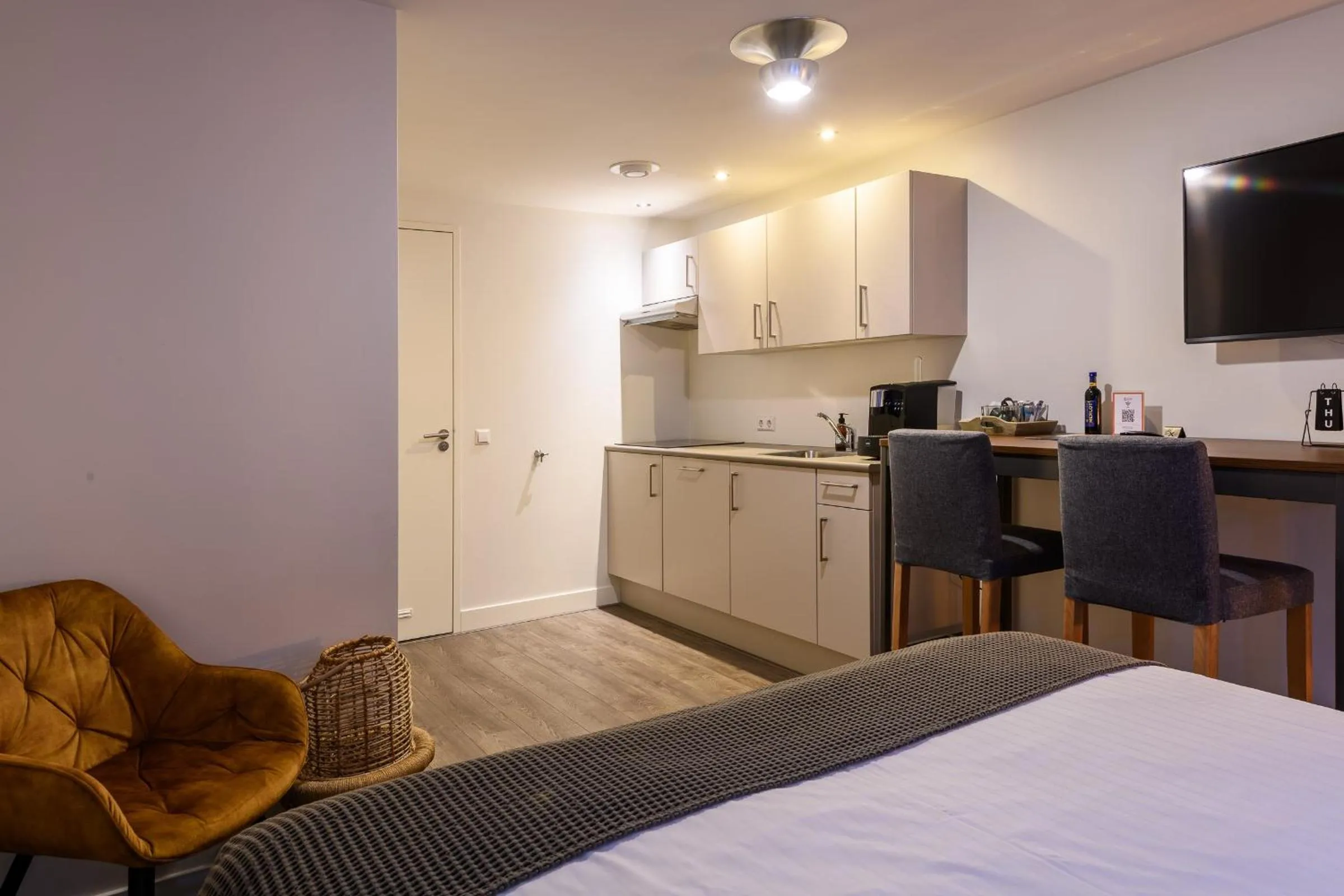 Kitchen or kitchenette, Bed in Hotel Oranjestaete