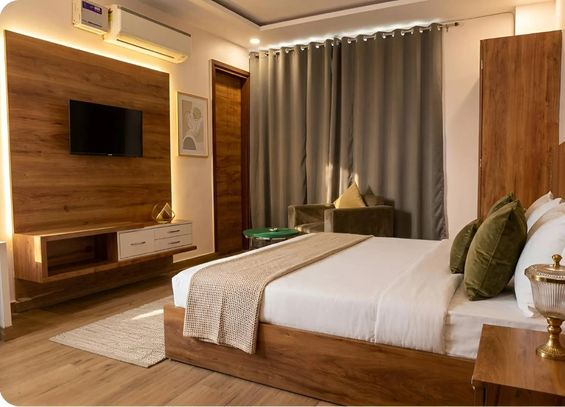 Bed in The Sandalwood Hotel I Sec-38 I Near Medanta Medicity Gurgaon