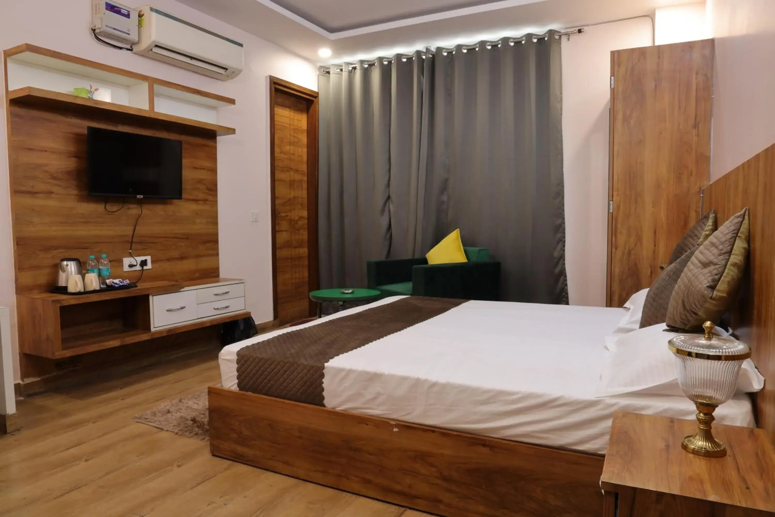 Deluxe Double Room - single occupancy in The Sandalwood Hotel I Sec-38 I Near Medanta Medicity Gurgaon Deluxe Double Room - single occupancy in The Sandalwood Hotel I Sec-38 I Near Medanta Medicity Gurgaon