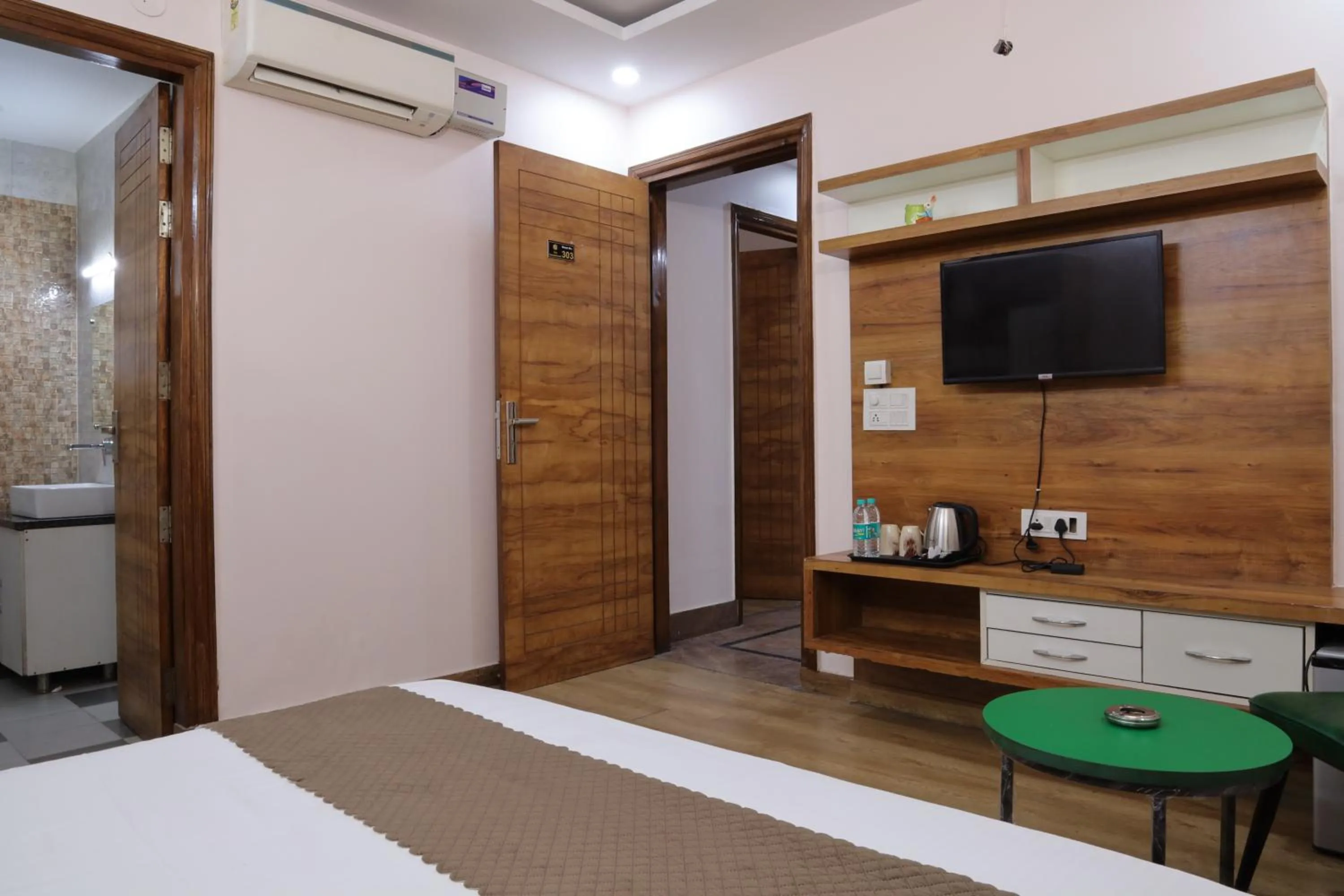 Bed in The Sandalwood Hotel I Sec-38 I Near Medanta Medicity Gurgaon