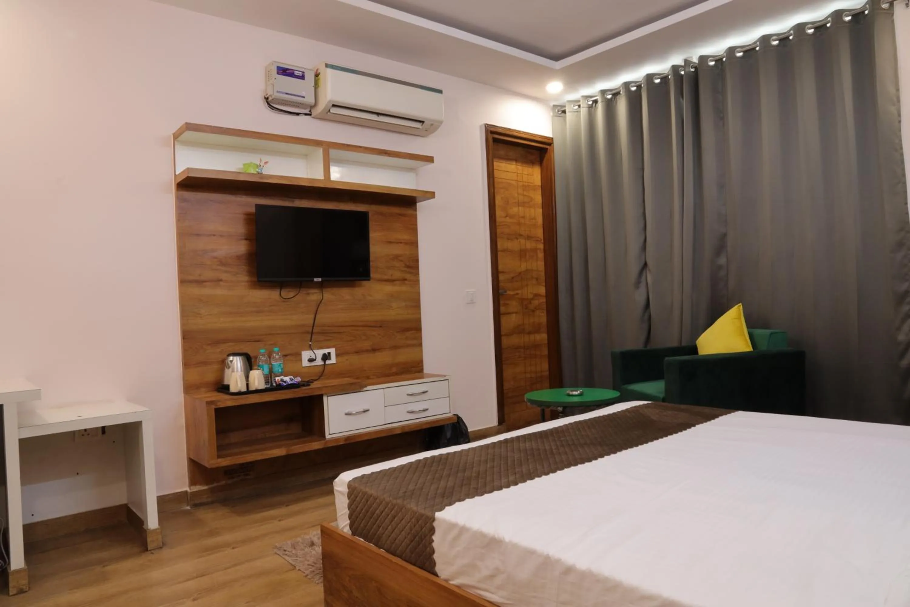Bed in The Sandalwood Hotel I Sec-38 I Near Medanta Medicity Gurgaon