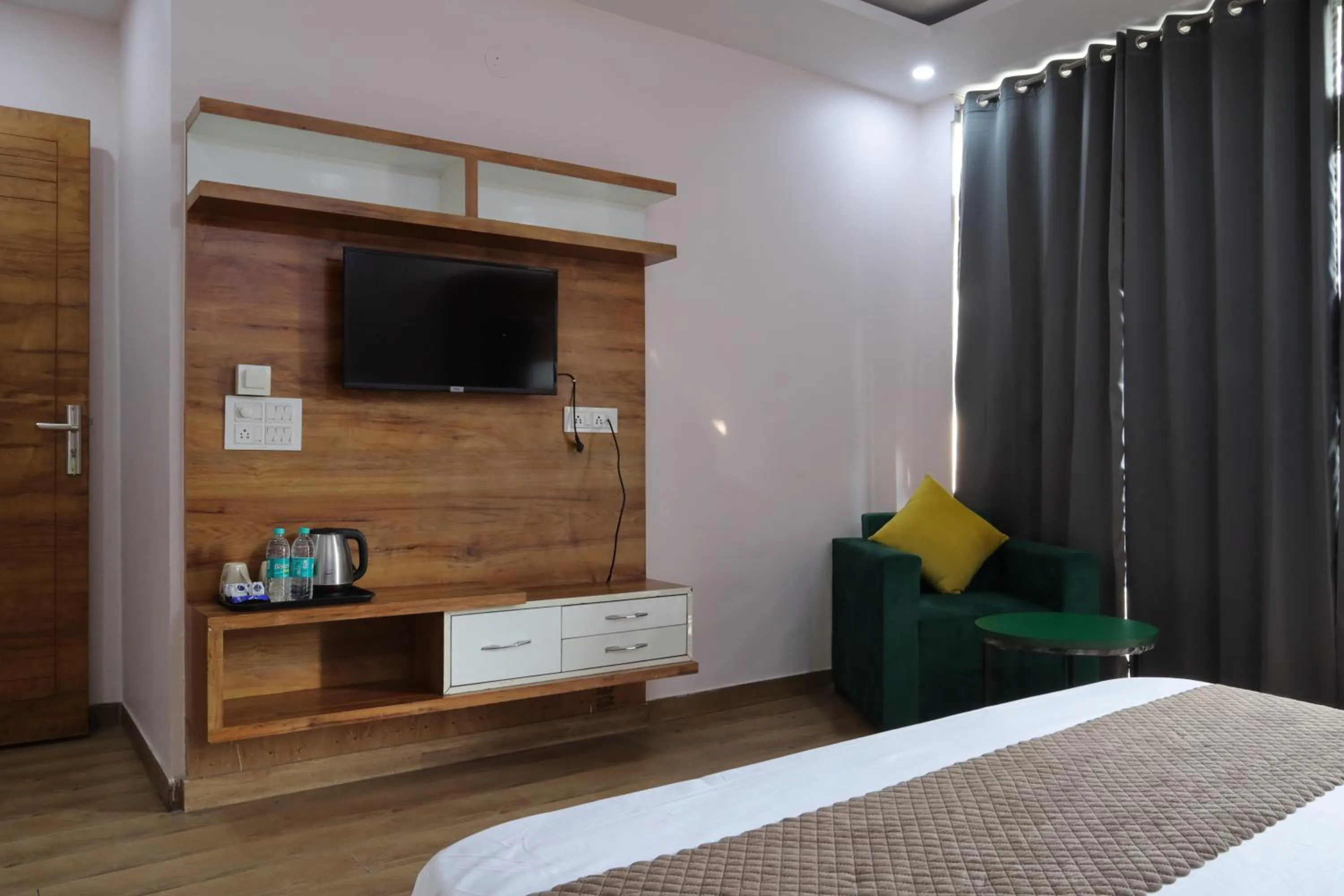 TV and multimedia, Bed in The Sandalwood Hotel I Sec-38 I Near Medanta Medicity Gurgaon