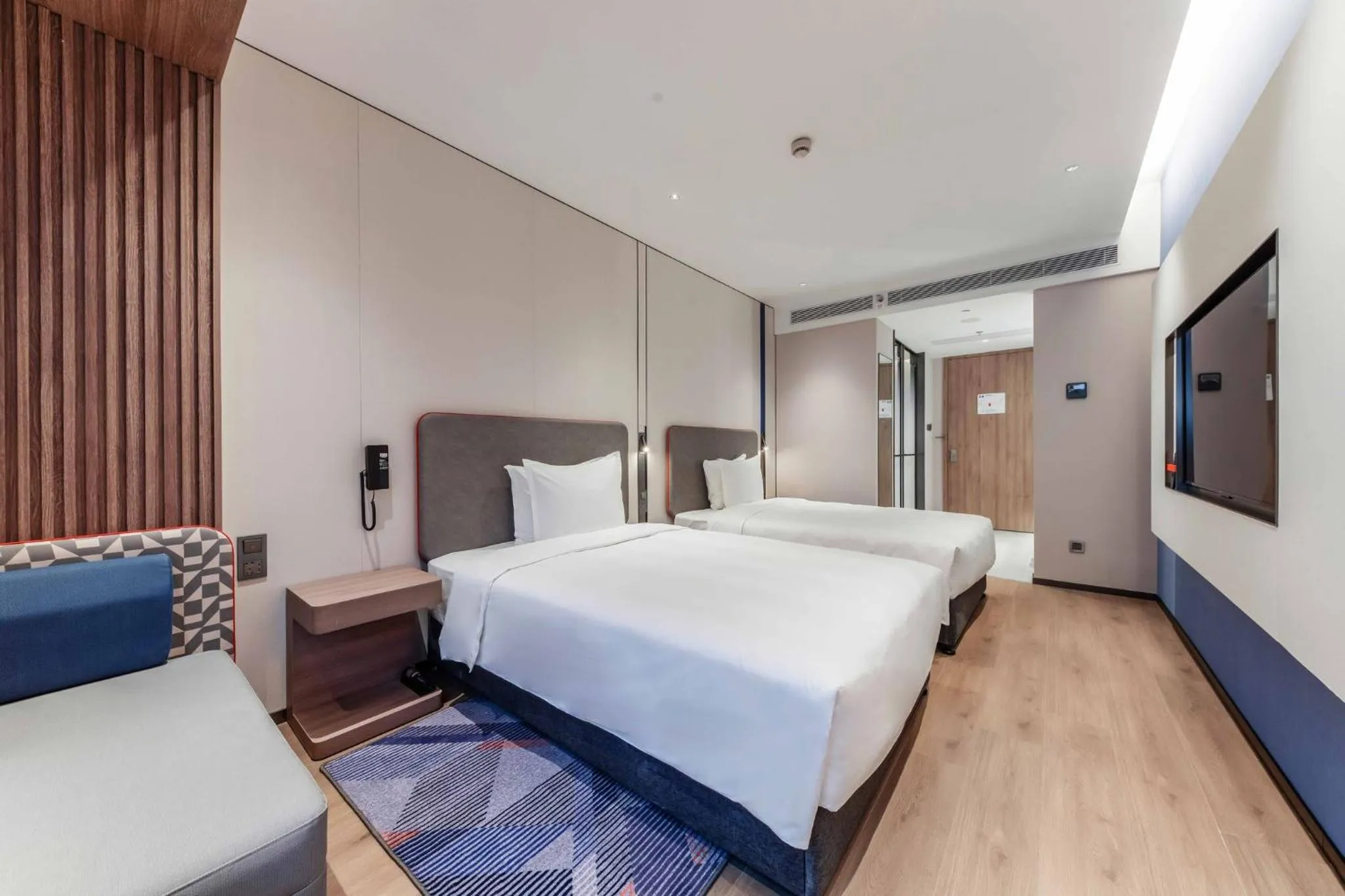Photo of the whole room, Bed in Holiday Inn Express Shanghai Hongqiao NECC by IHG