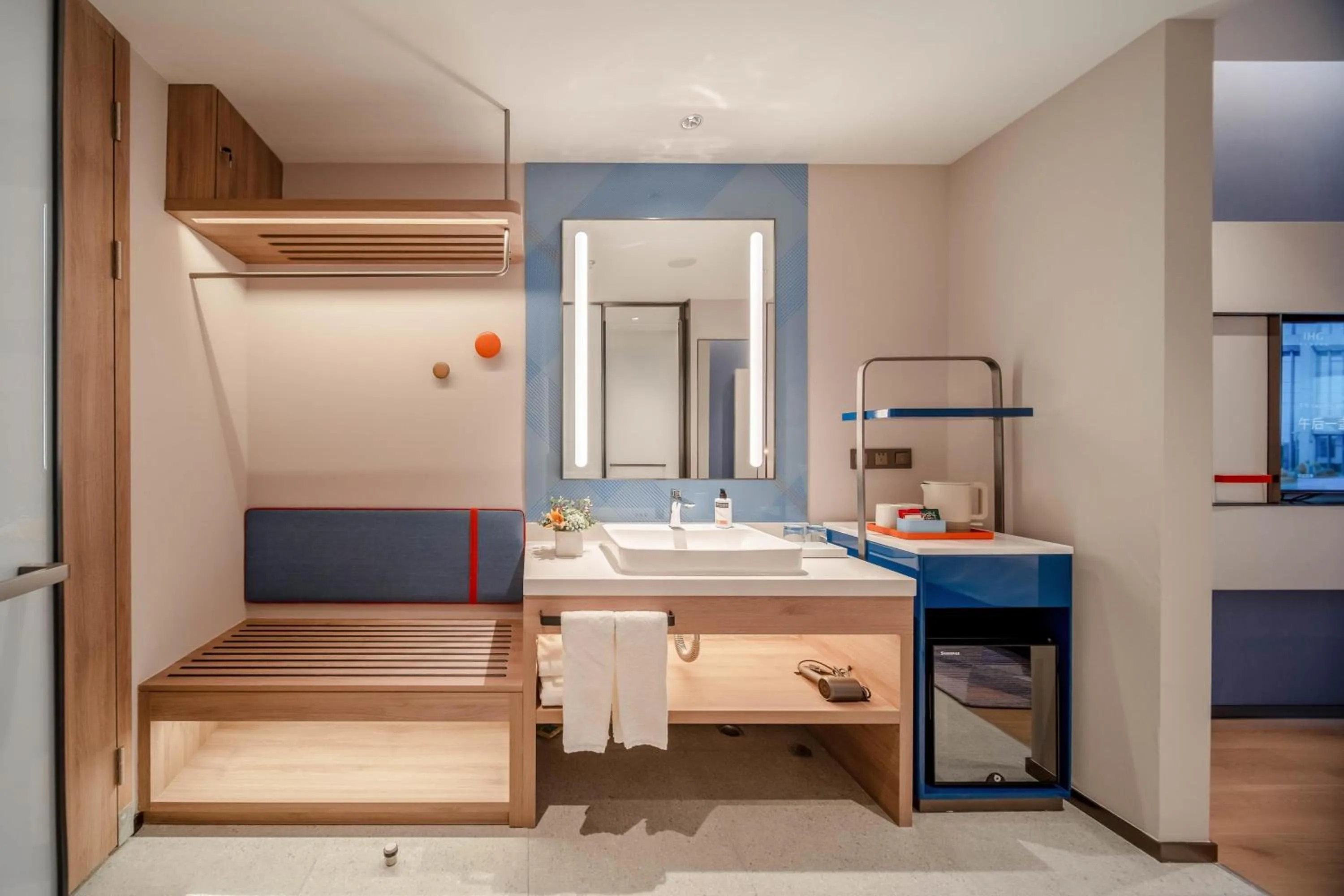 Photo of the whole room, Bed in Holiday Inn Express Shanghai Hongqiao NECC by IHG